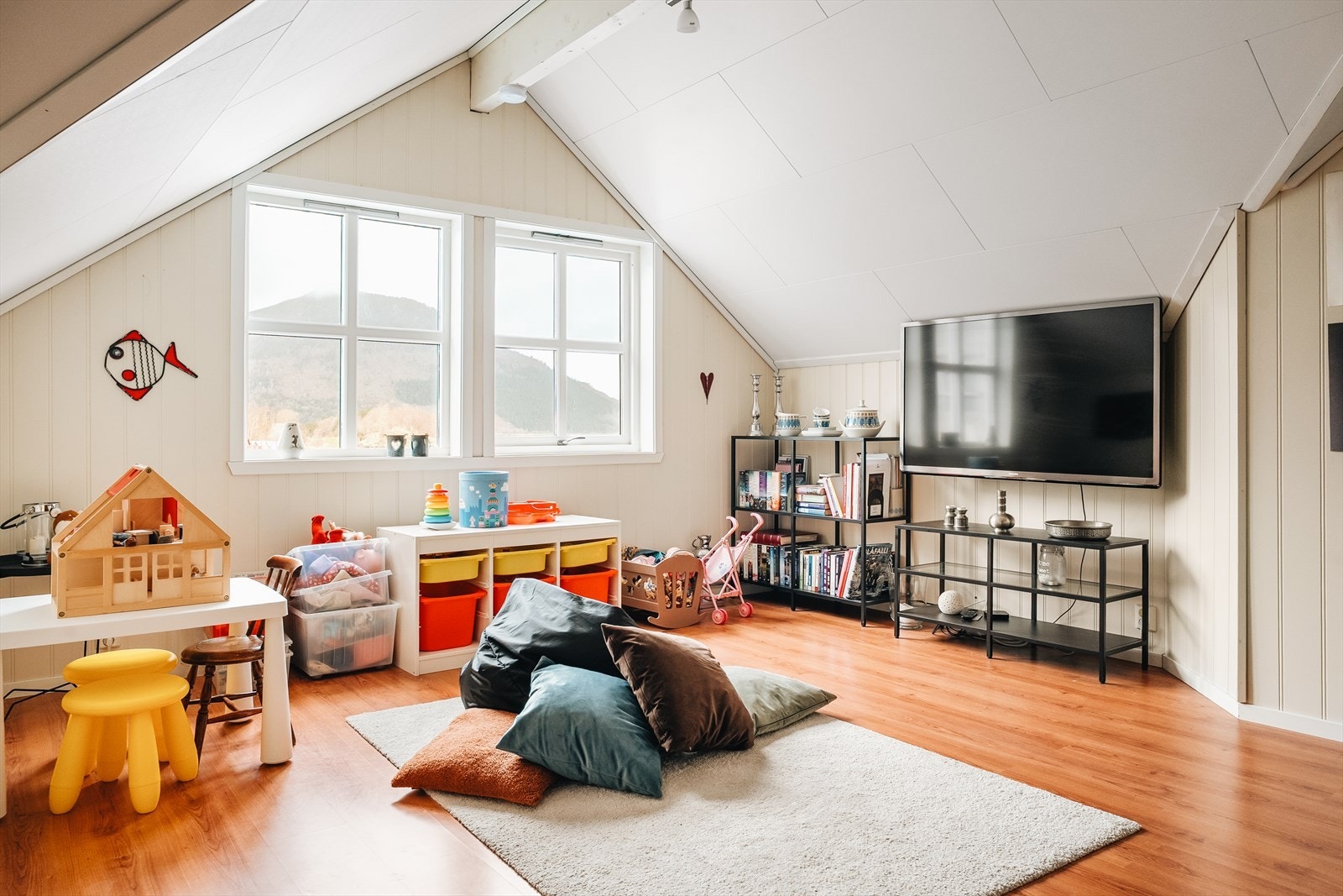 Loftstue som passer ypperlig til tv-rom og lekeområde for barna. Galleribilde