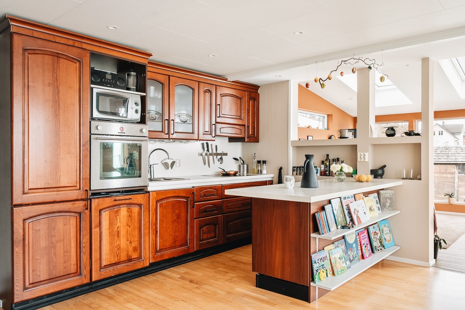 Kjøkken har profilerte fronter i heltre. Galleribilde