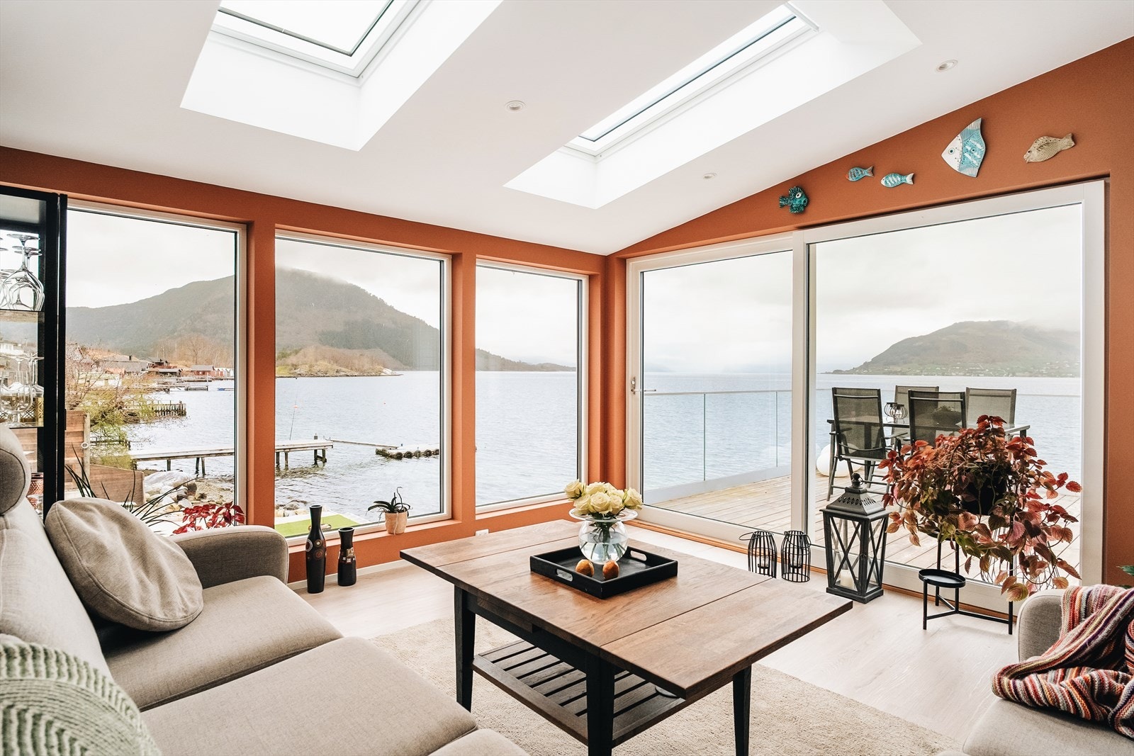 Like vakker utsikt innvendig som utvendig, takket være de store vindusflatene. Legg også merke til takvinduene. Galleribilde