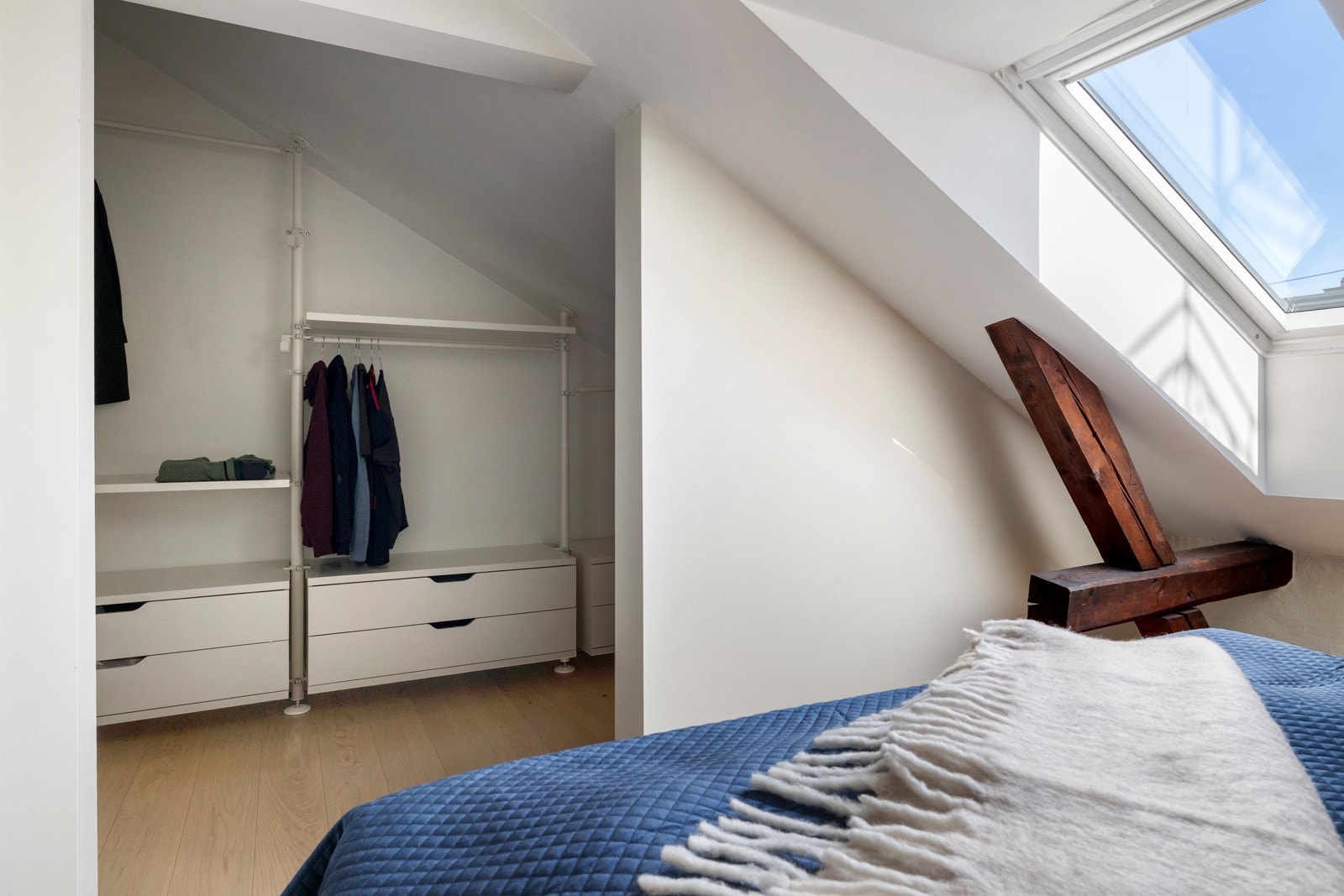 Det andre soverommet har en fleksibel planløsning med plass til både seng og skrivepult. Rommet har et takvindu som gir behagelig lys, samt synlige bjelker som setter et lunt preg. Galleribilde