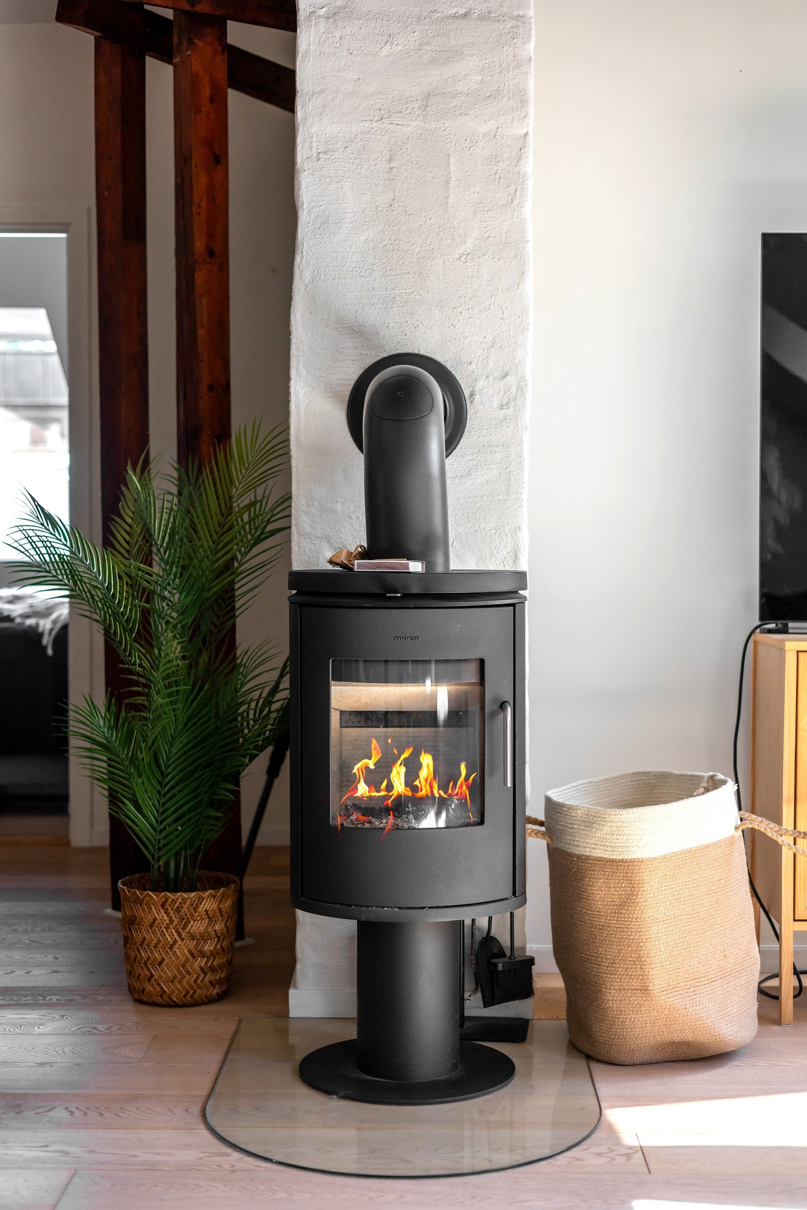 Stuen er også utstyrt med en moderne peisovn, som gir både varme og karakter til rommet. Galleribilde