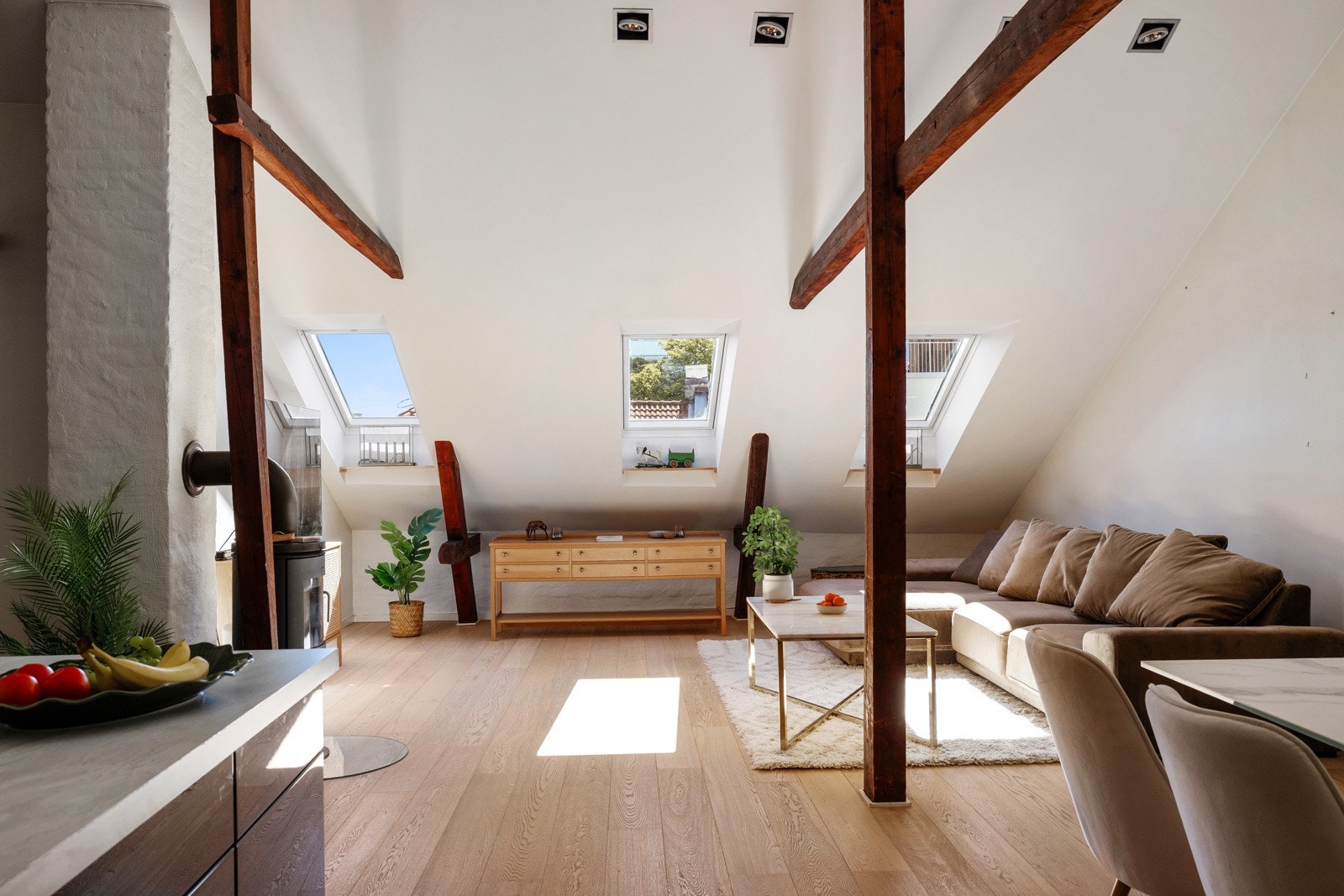 Stuen fremstår lys og luftig med den særegne takkonstruksjonen og synlige bjelker som gir rommet karakter. Galleribilde