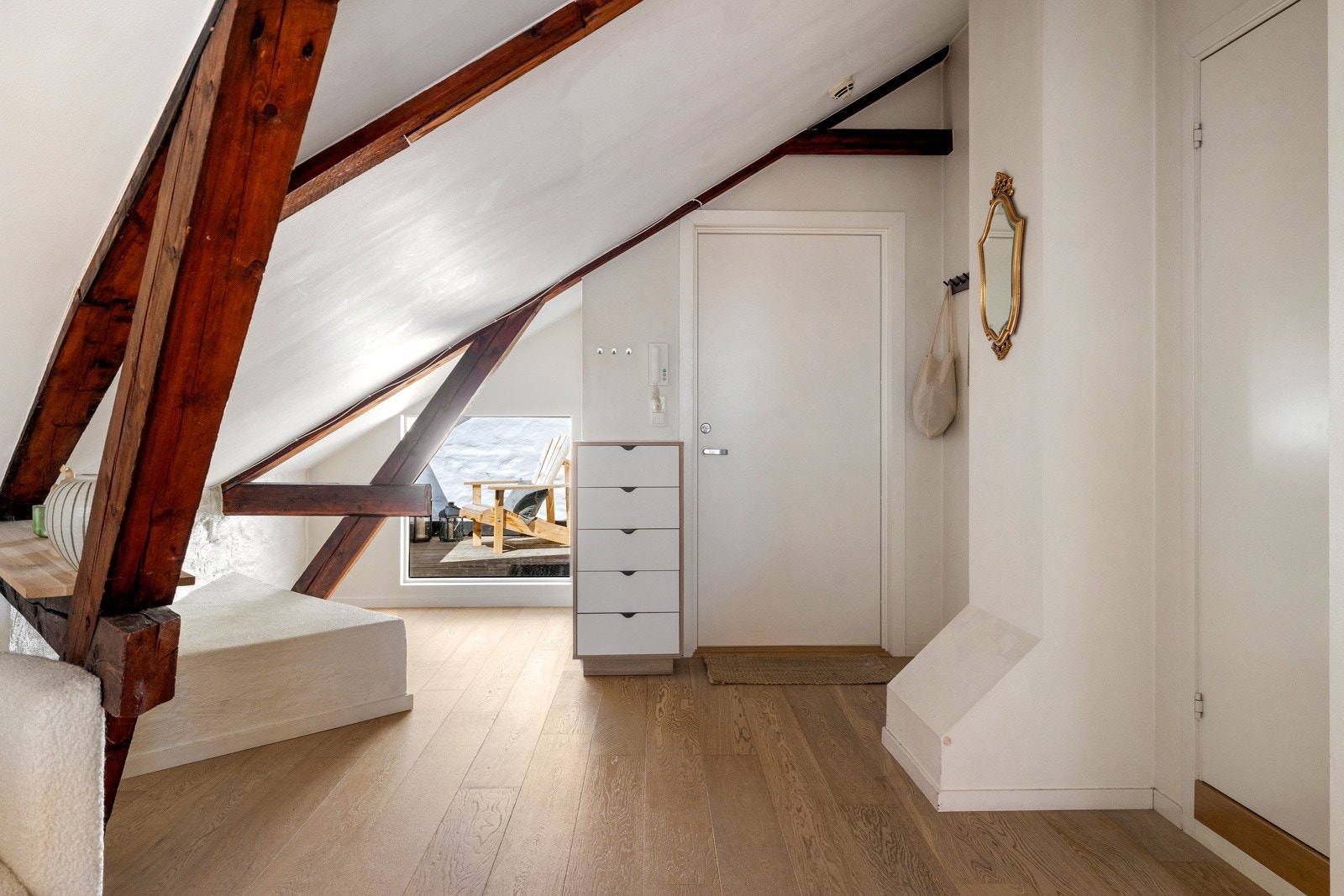 Entréen er romslig og praktisk utformet, med god plass til garderobeløsninger og oppbevaring. De skrå takflatene og synlige trebjelkene gir rommet karakter. Galleribilde
