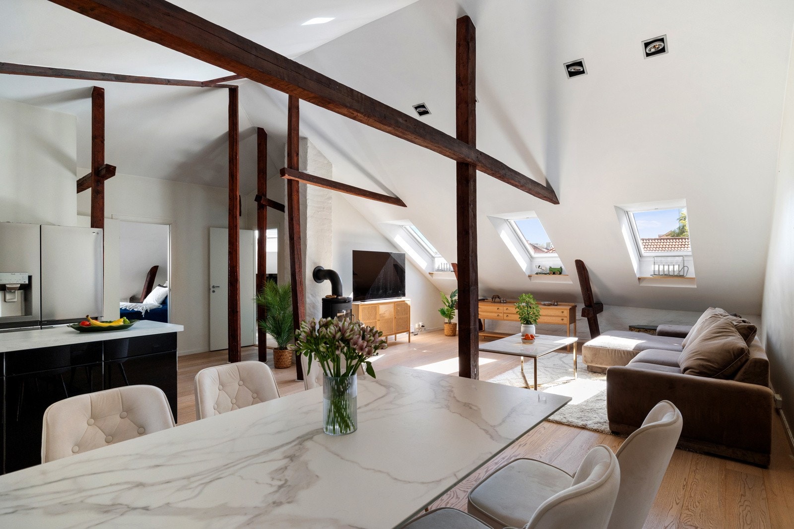 Den åpne løsningen skaper et stort og sosialt oppholdsrom. Galleribilde