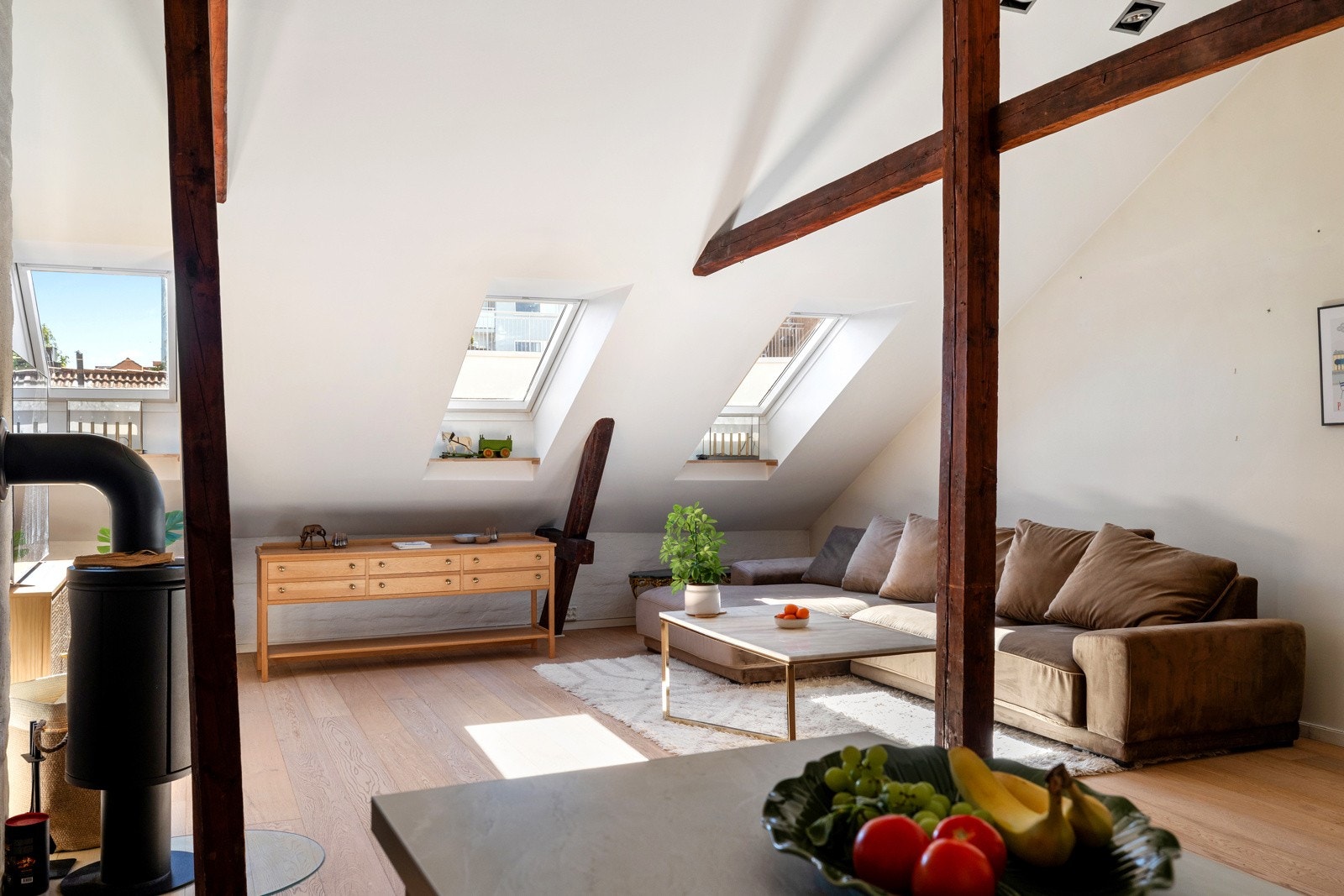 De store takvinduene slipper inn rikelig med naturlig lys, mens den åpne planløsningen gir fleksible møbleringsmuligheter. Galleribilde