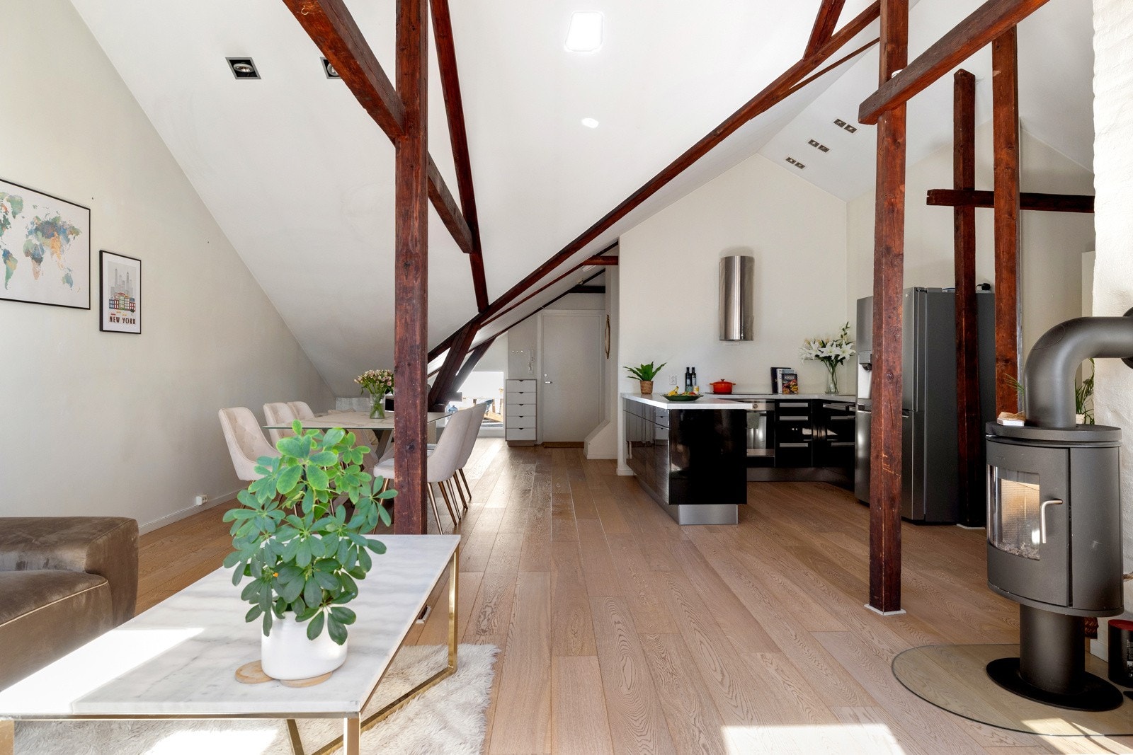 Den åpne løsningen mot kjøkkenet gjør oppholdsrommet både sosialt og funksjonelt. Her har du god plass til et stort spisebord. Galleribilde