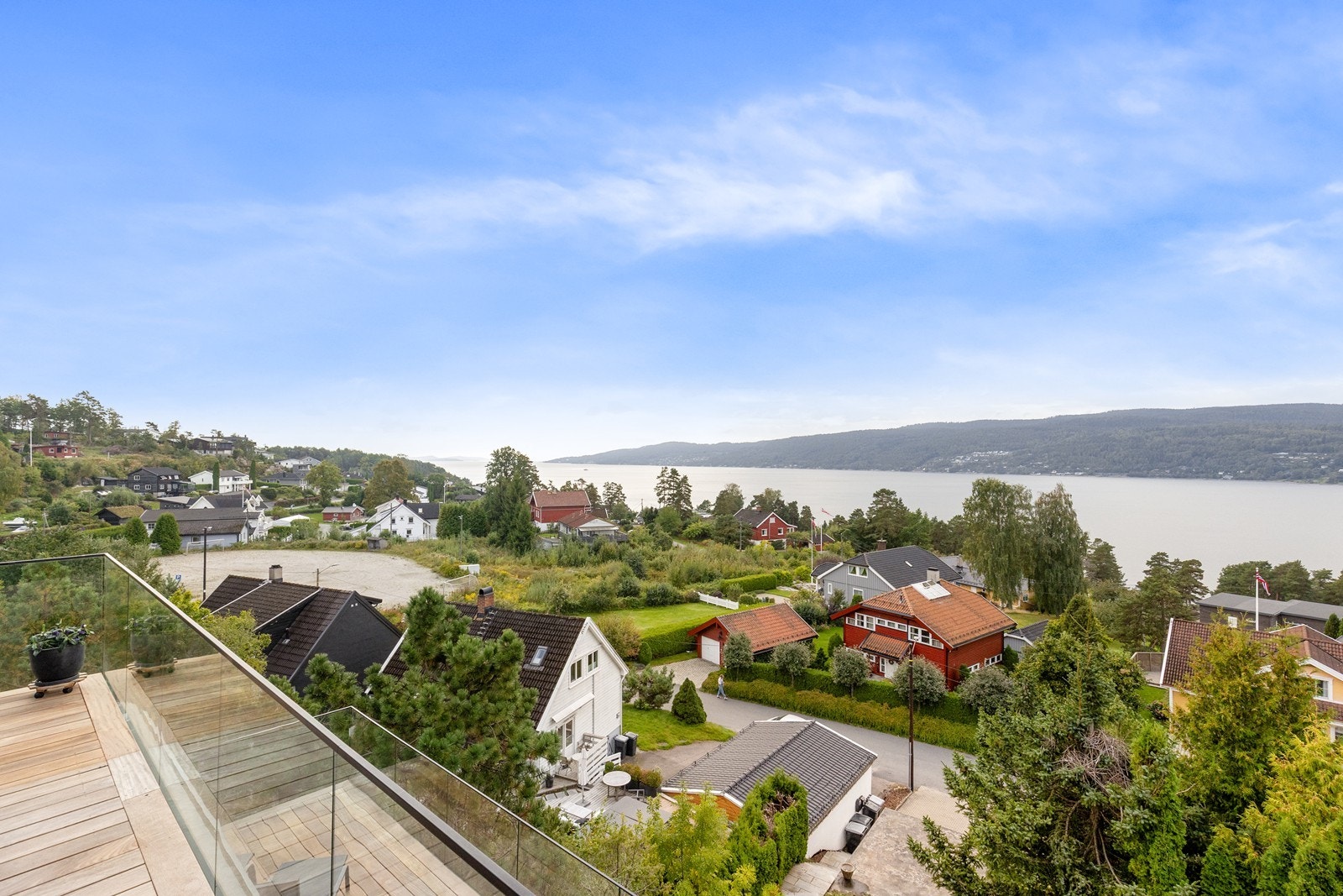 Utsikt fra terrassen i 1. etasje. Galleribilde