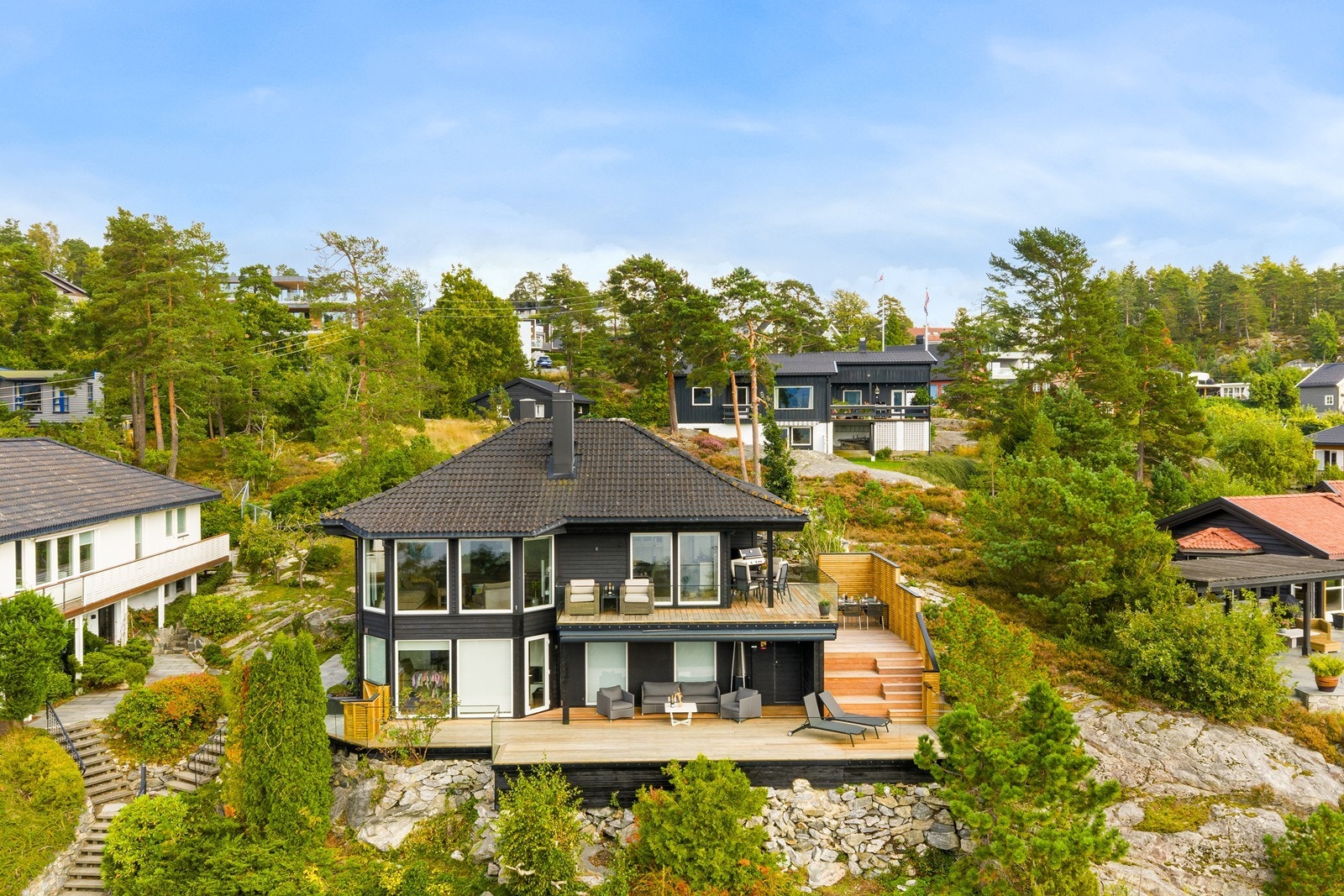 Herlige uteområder - Terrasser med glassrekkverk og lite til ingen innsyn. Galleribilde