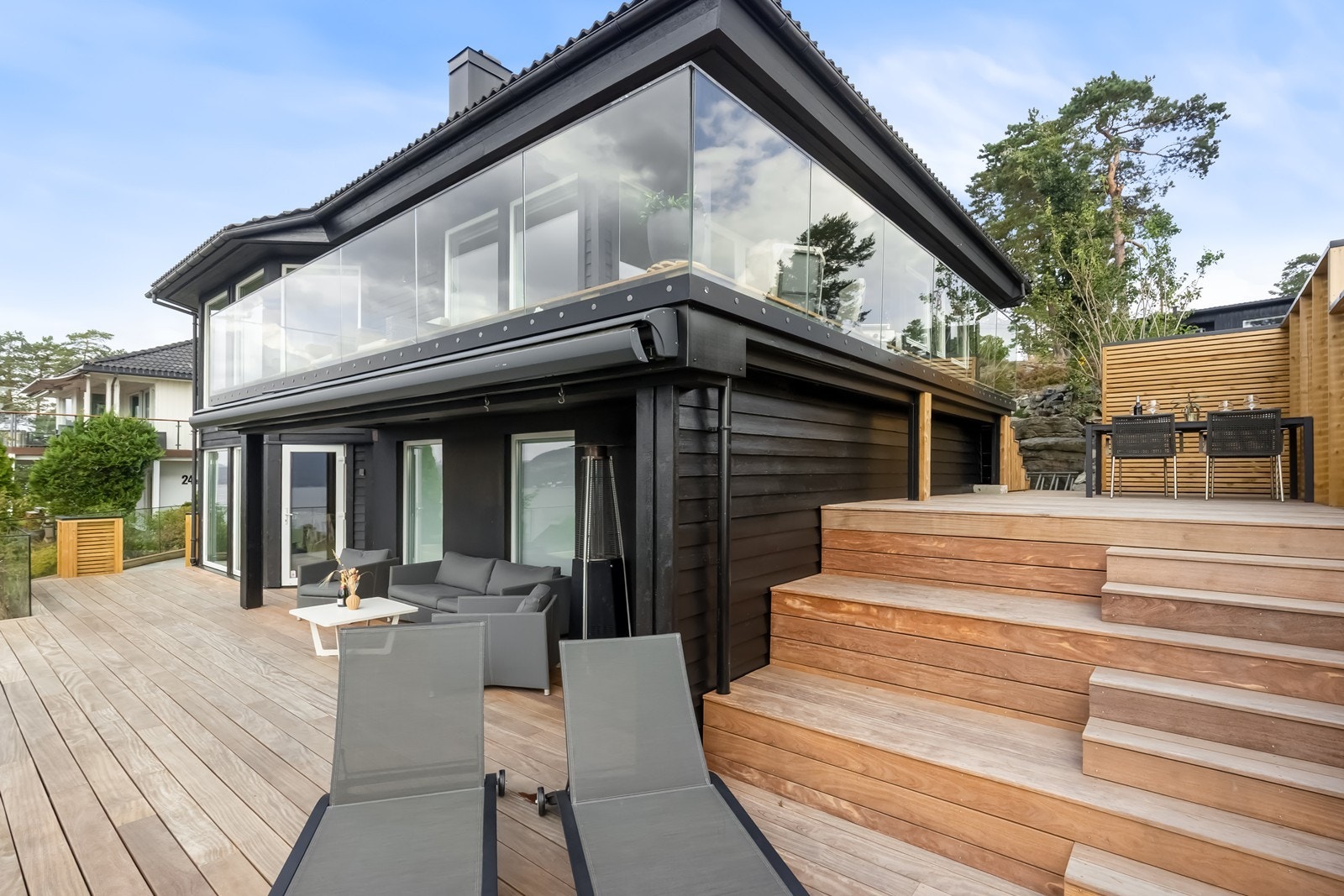 Terrasse i flere nivåer med cumaru vedlikeholdsfrie terrassebord. Galleribilde
