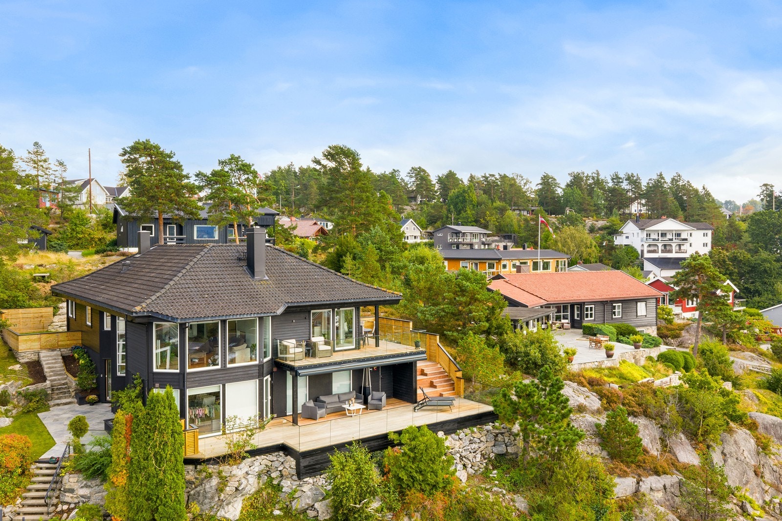 Høyt og frittliggende - Pent opparbeidet tomt og utearaler. Galleribilde