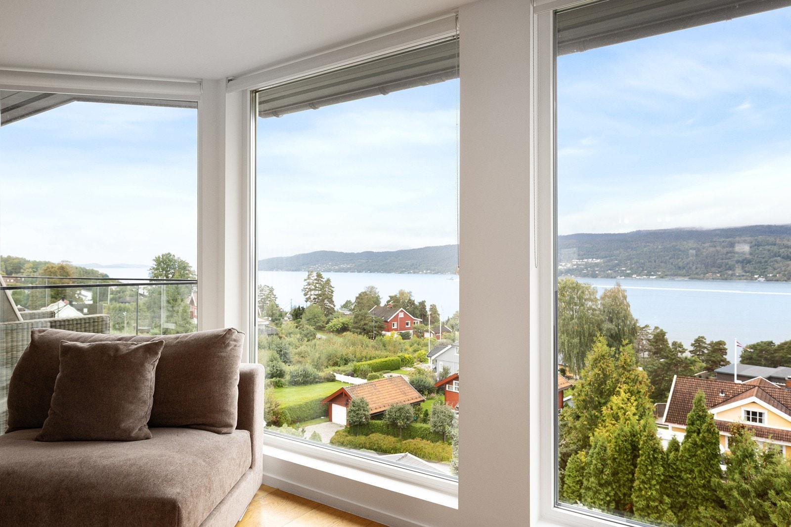 Store vindusflater og nydelig utsikt. Galleribilde
