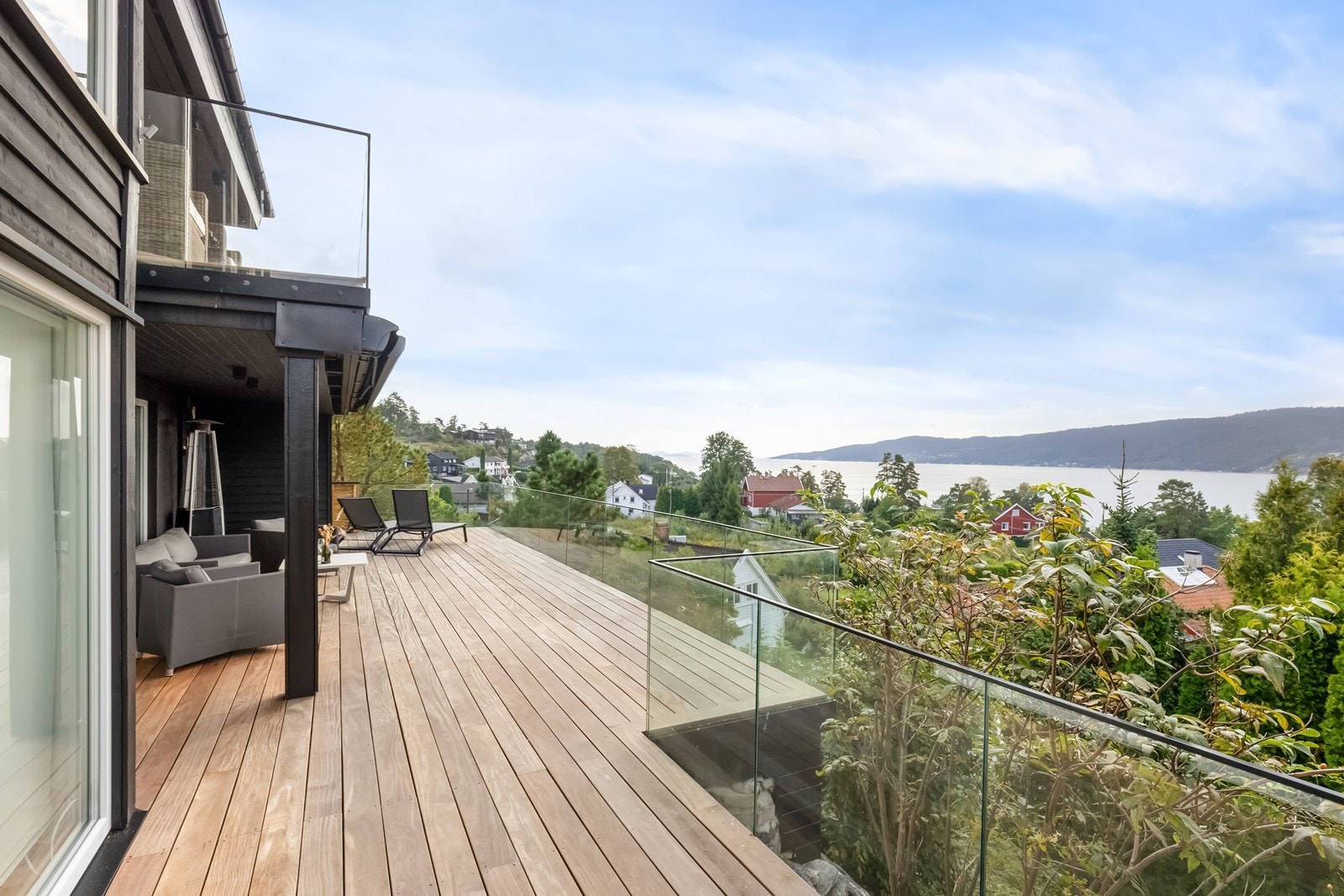 Utsikten er upåklagelig. Panorama fjordutsikt uten innsyn. Galleribilde