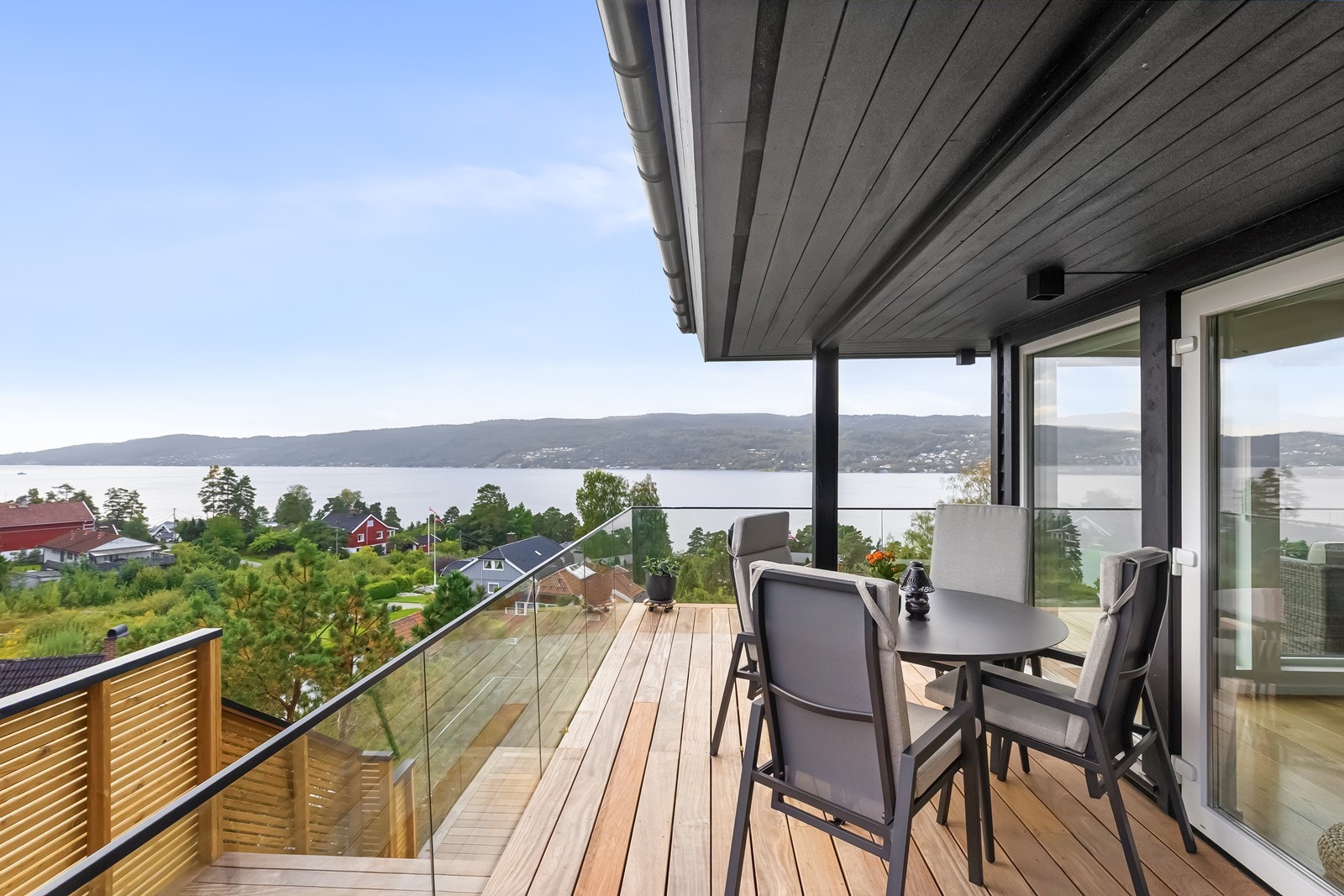 Glassrekkverk og nye terrasse bord - Cumaru vedlikeholdsfritt av topp kvalitet. Galleribilde