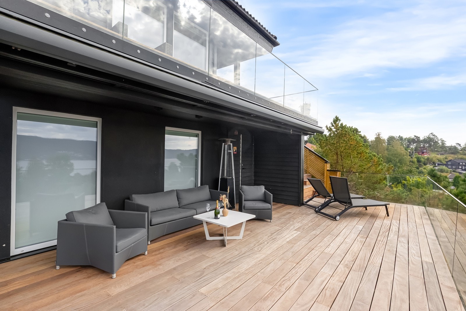 Stor terrasse med heldekkende markise mot vest. Galleribilde