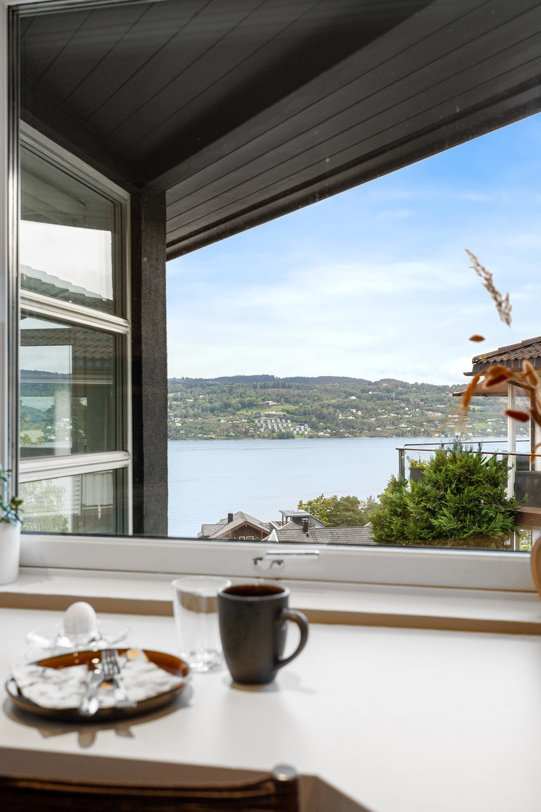 Fjordutsikt fra kjøkkenet. Galleribilde