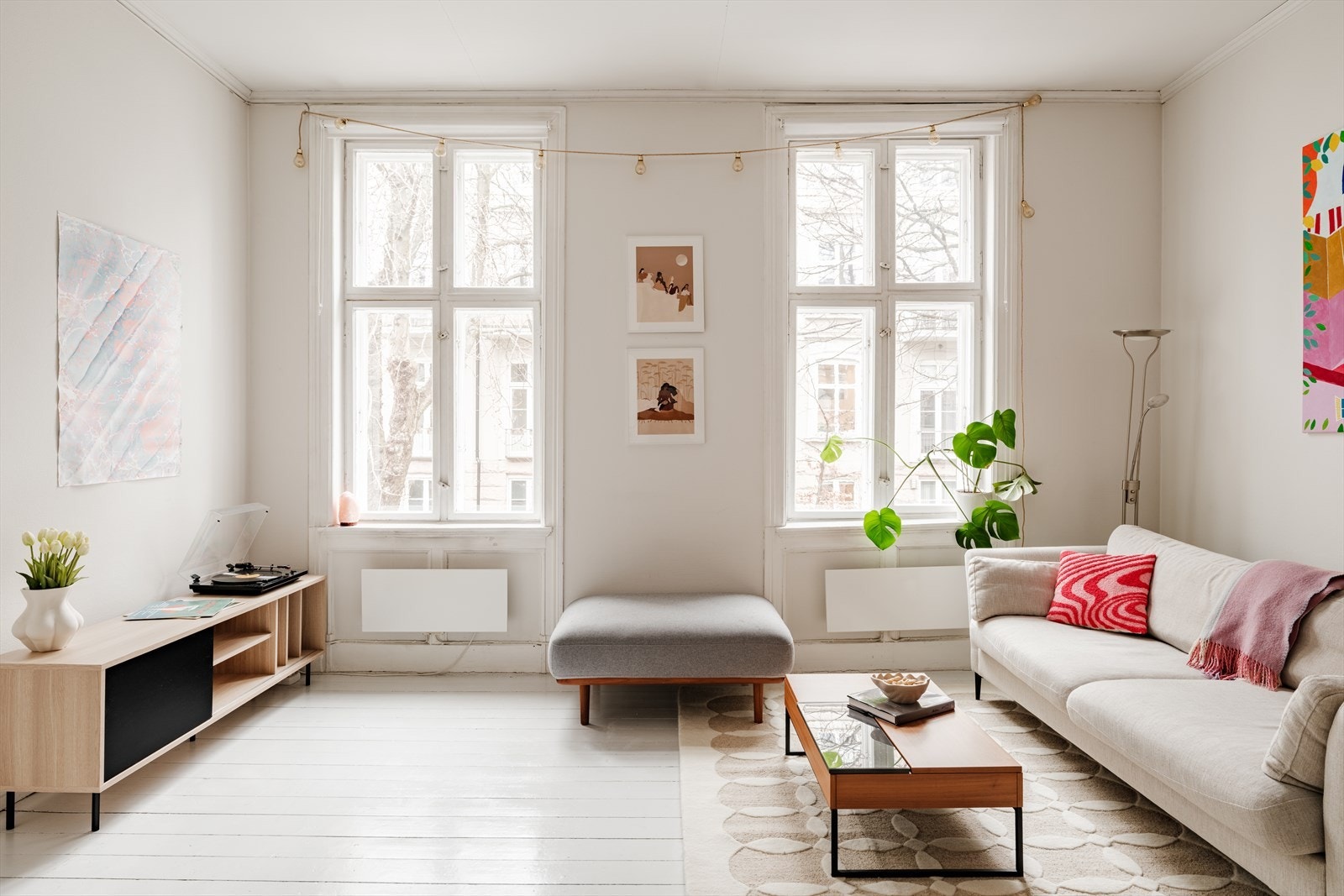 Leiligheten byr på sjarmerende detaljer som generøs takhøyde, store vinduer og tregulv. Galleribilde