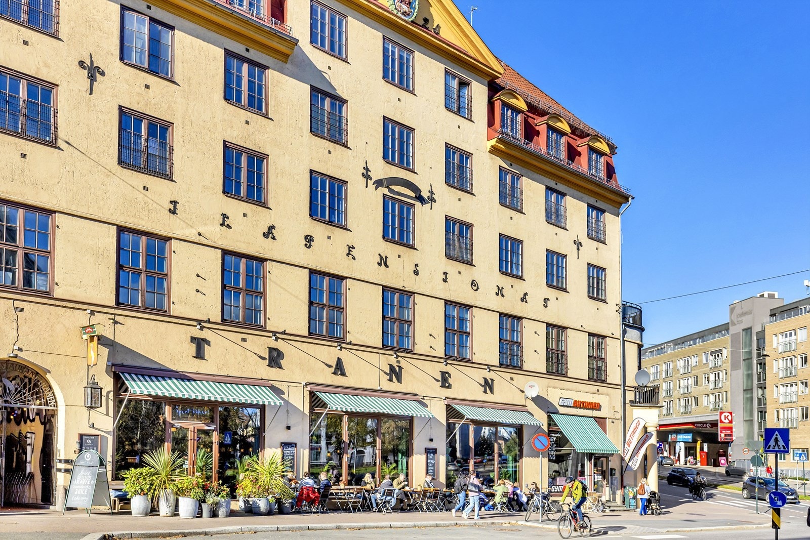 Populære Tranen ligger kun en kort spasertur unna. På dagtid selger Åpent Bakeri ferske bakervarer, brunch fra kjøkkenet, sandwicher og kaffe, mens på kvelden tar Lofthus Samvirkelag over driften og serverer pizza og drikke. Galleribilde