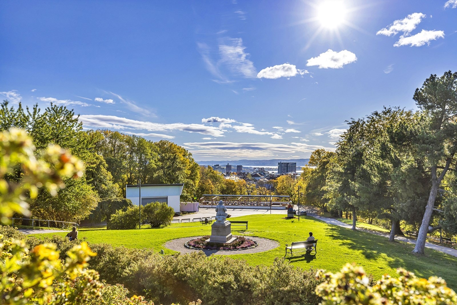 St. Hanshaugen park ligger i kort avstand fra boligen. Dette er en stor grønn lunge i bydelen som brukes av både store og små. Galleribilde