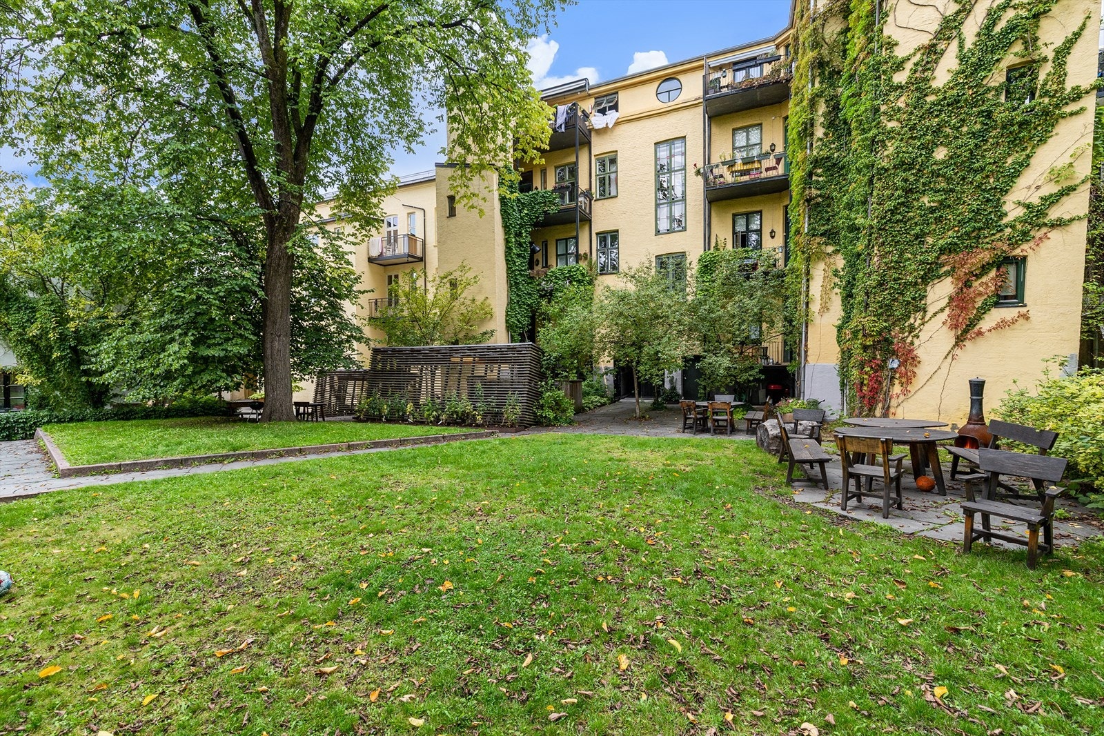 Sameiet har et pent opparbeidet uteområde med sittegrupper og plen i bakgård i populære Meyerhagen. Galleribilde