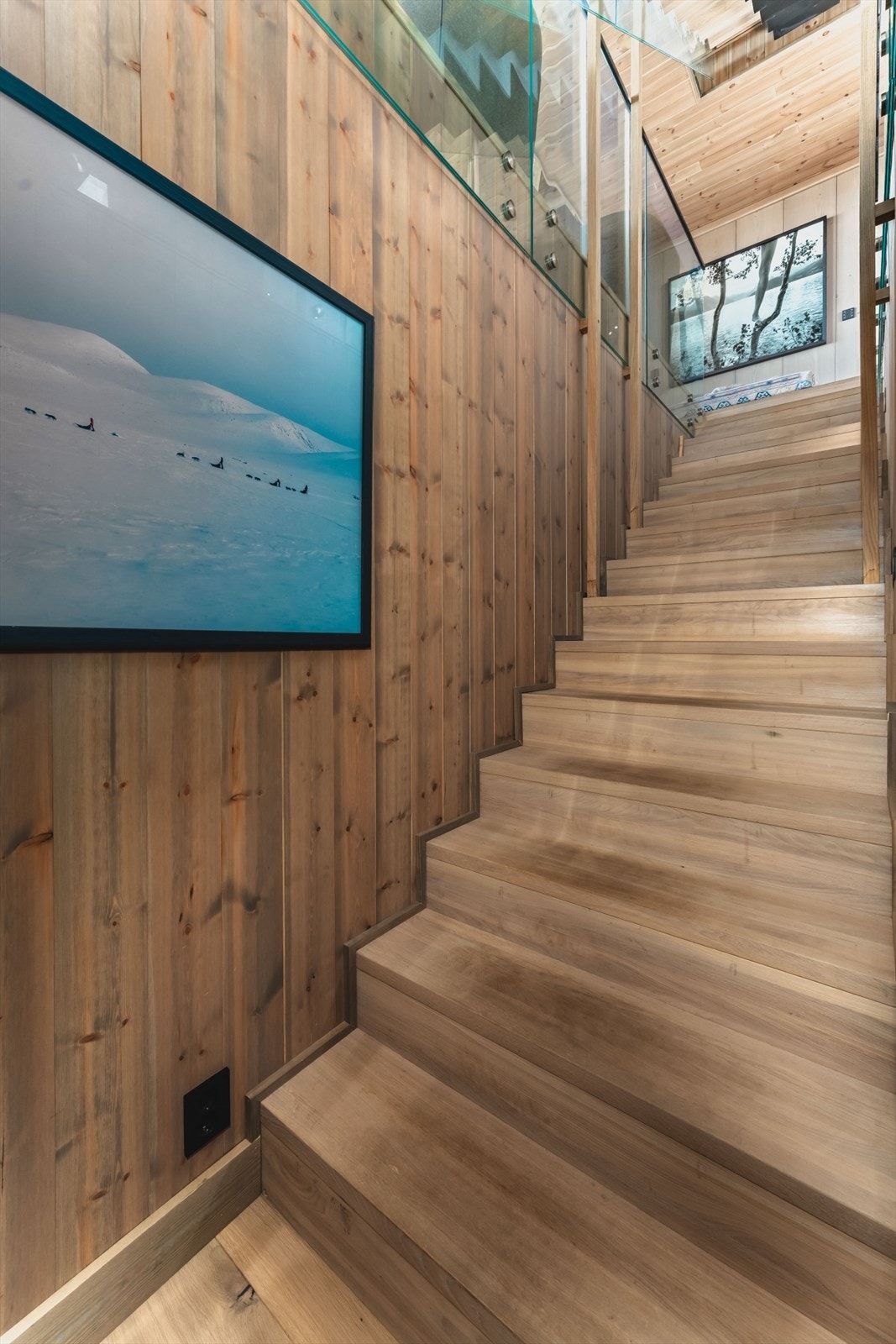 Trapp ned fra hallen/stuen i 1.etg. til u.etg. Galleribilde