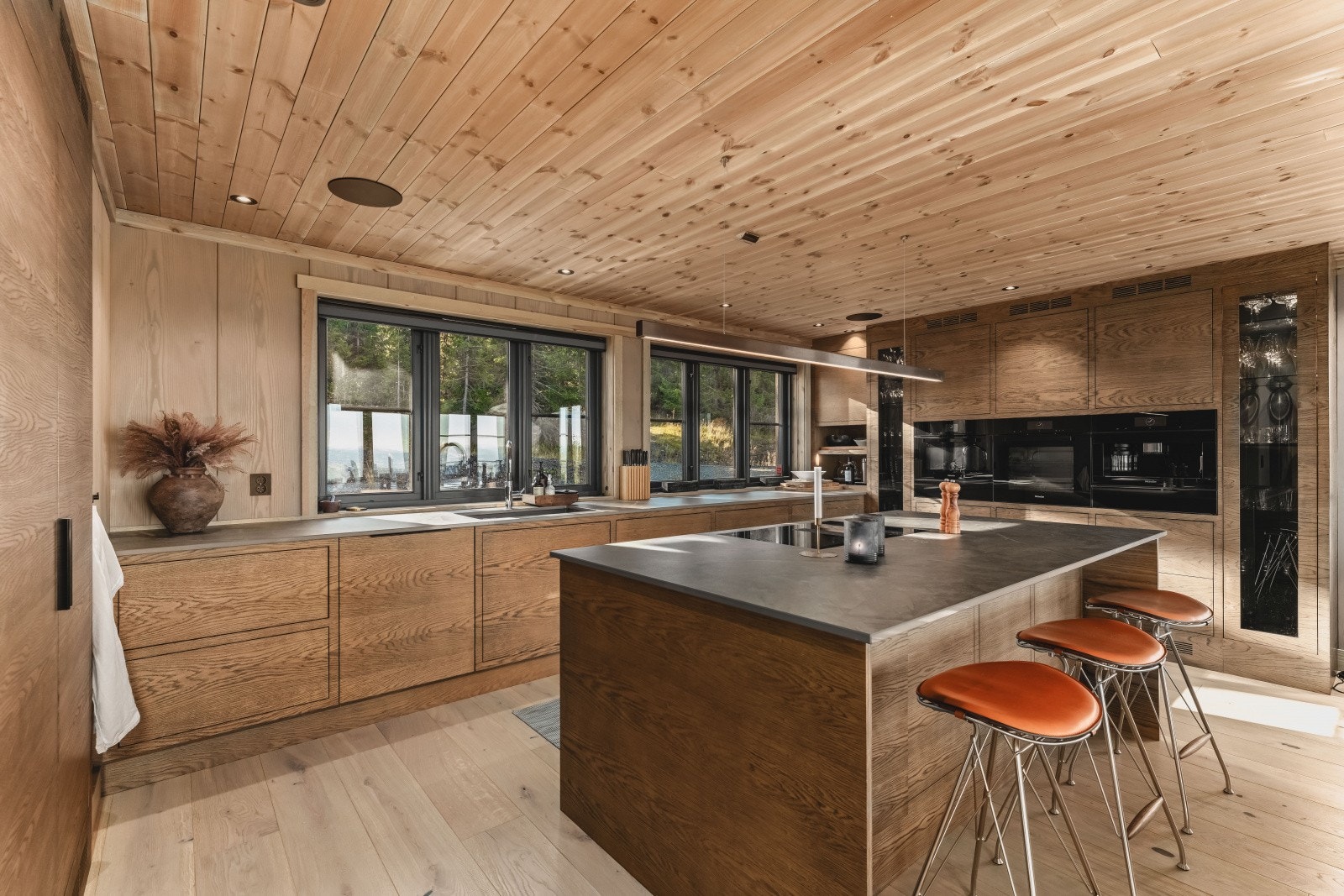 Rålekkert kjøkken med DEKTON benkeplate inkludert div. integrerte hvitevarer fra MIELE - spesialtilpasset og produsert av lokal møbelsnekker Svinsaas (svinsaas.com) Galleribilde