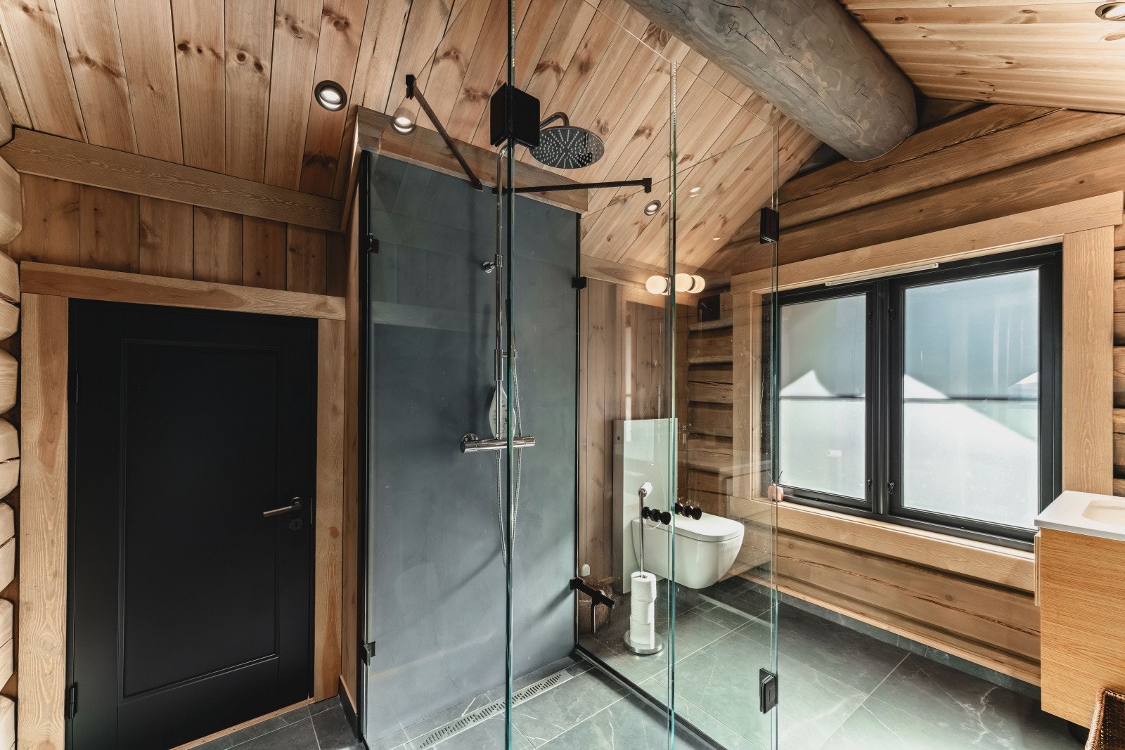 Lekkert rustikt bad i soveromsfløyen i 2.etg. Galleribilde