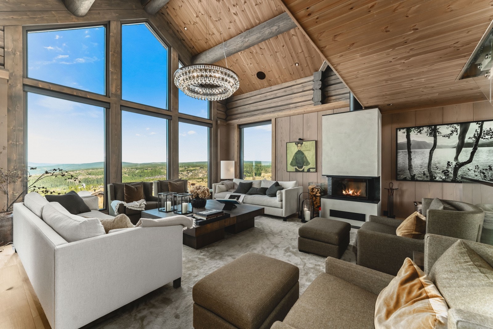 Herlig stueløsning med peis, samt fantastisk utsikt og takhøyde. Super planløsning mot spisestuen og kjøkkenet innenfor. Galleribilde