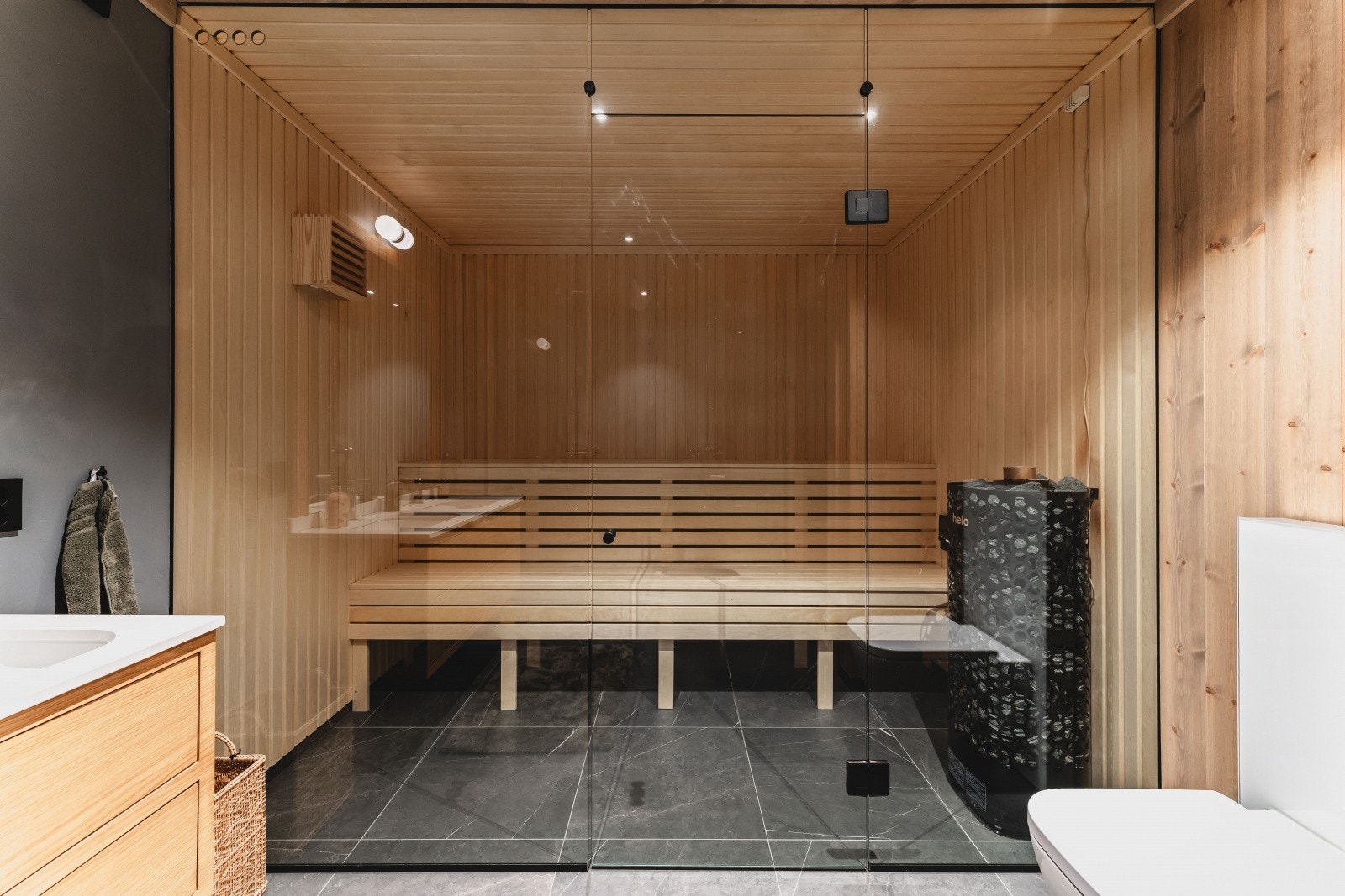 Badstueavdelingen henger naturlig sammen med utvendig jacuzzi og uteplass - dette er en perfekt setting for velvære og avslapning etter en dag i skibakken eller på fjellet. Galleribilde