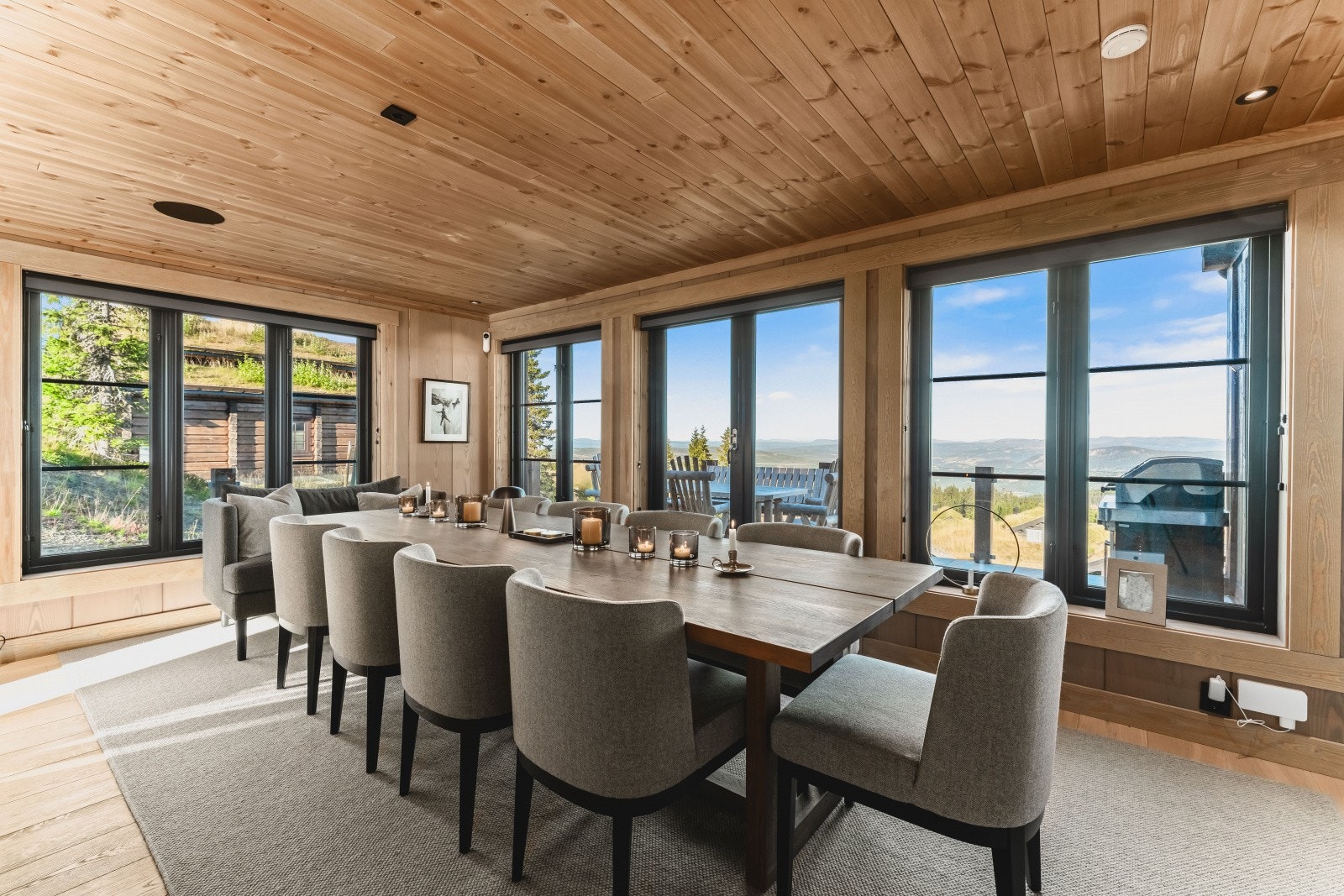 Superhyggelig spisestueavdeling tilknyttet spisekjøkkenet. Fantastisk utsikt mot fjellheimen også herfra Galleribilde