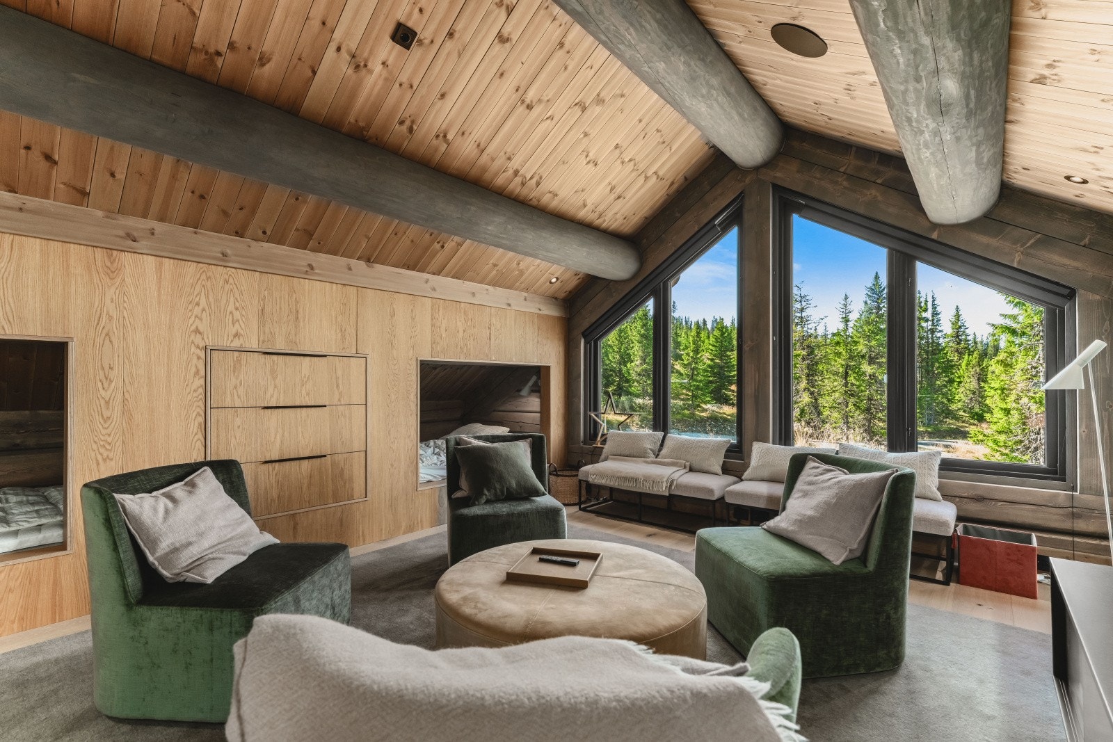 Meget praktisk og bruksvennlig innredet stue i 2. etg. med store vindusflater - Alternativt hyttas soverom nr. 9! med 4 stk. koselige plassbygde senger Galleribilde