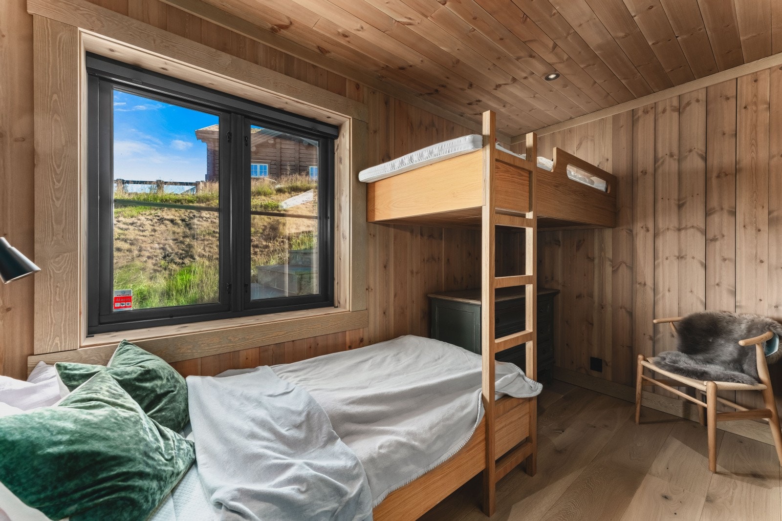 Ett av totalt 4 stk. soverom i denne etasjen. Galleribilde