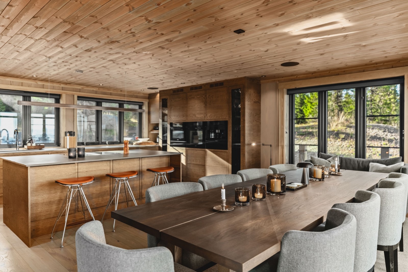 Rålekkert kjøkken med DEKTON benkeplate inkludert div. integrerte hvitevarer fra MIELE - spesialtilpasset og produsert av lokal møbelsnekker Svinsaas (svinsaas.com) Galleribilde