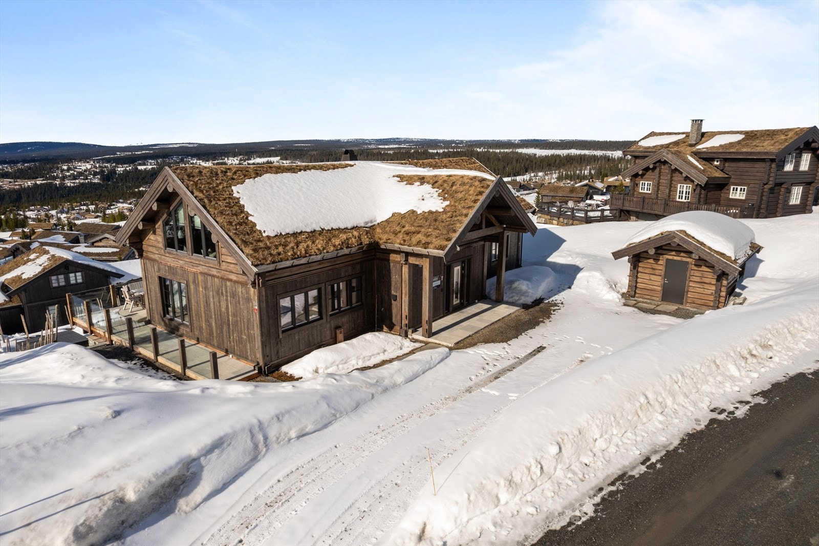 Super beliggenhet som en av de øverste utsikts-eiendommene i blindveien Kronrøysa - ett steinkast fra hytta til både alpinløype og langrennsløype! Galleribilde