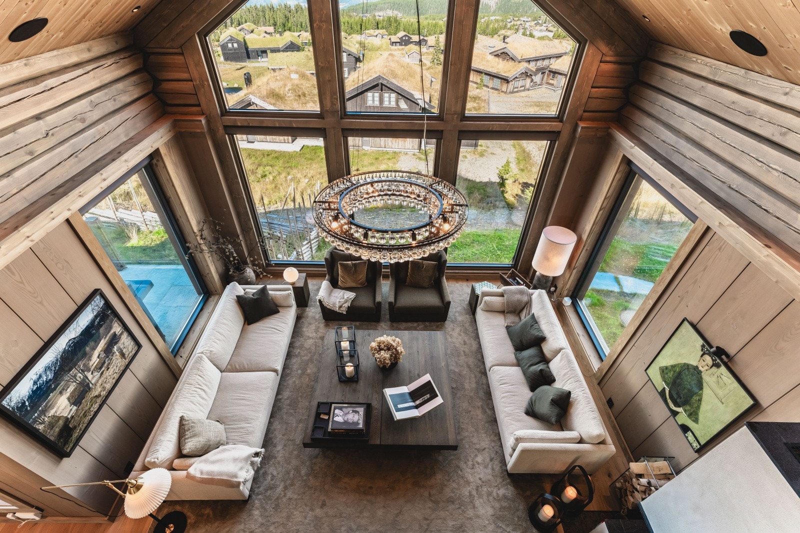 Majestetisk stue med takhøye vindusflater og fantastisk panoramautsikt mot Gudbrandsdalen og fjellheimen for øvrig Galleribilde