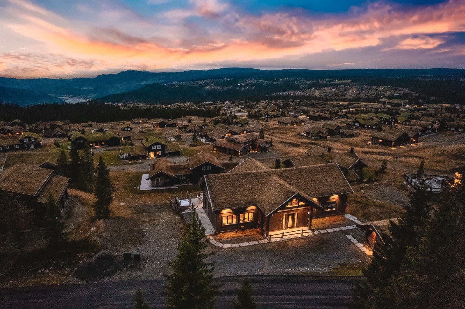 Hytta ligger utrolig flott til som en av de innerste utsikts-eiendommene i attraktive Kronrøysa - Ski inn-ski ut både langrenn og alpint! Galleribilde