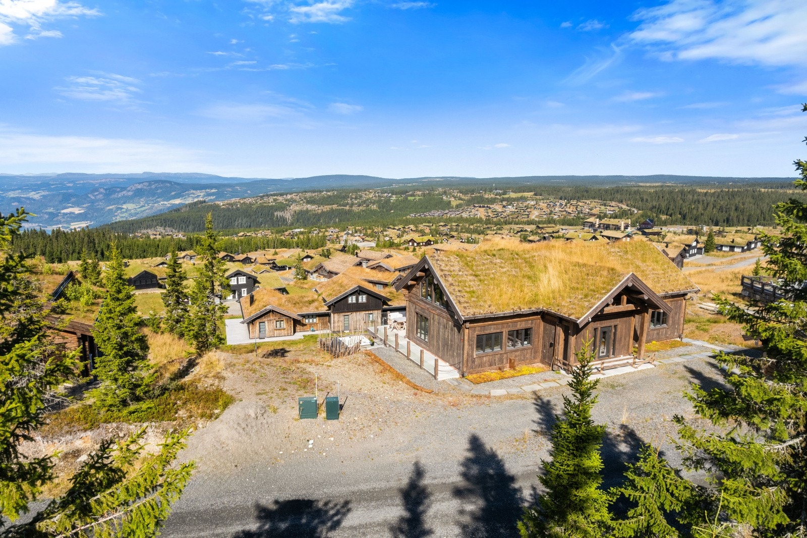 Hytta ligger utrolig flott til som en av de innerste utsikts-eiendommene i attraktive Kronrøysa - Ski inn-ski ut både langrenn og alpint! Galleribilde