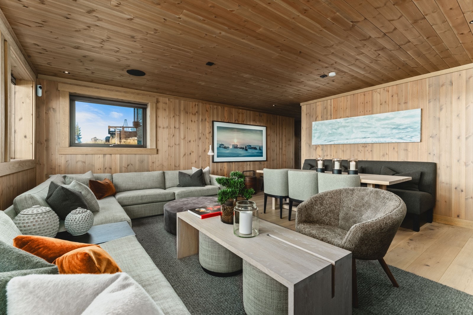 Gjennomført stue med god plass til både avslapning og sosiale sammenkomster - flott utsikt også herfra! Galleribilde