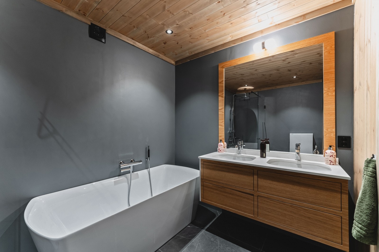 Bad nr. 2 med både badekar og dusj i kjeller/u.etg. Galleribilde