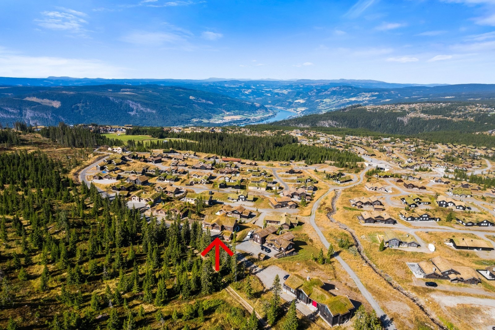 Super beliggenhet som en av de øverste utsikts-eiendommene i blindveien Kronrøysa - alpinløype rett til høyre og langrennsløype rett bak hytta! Galleribilde