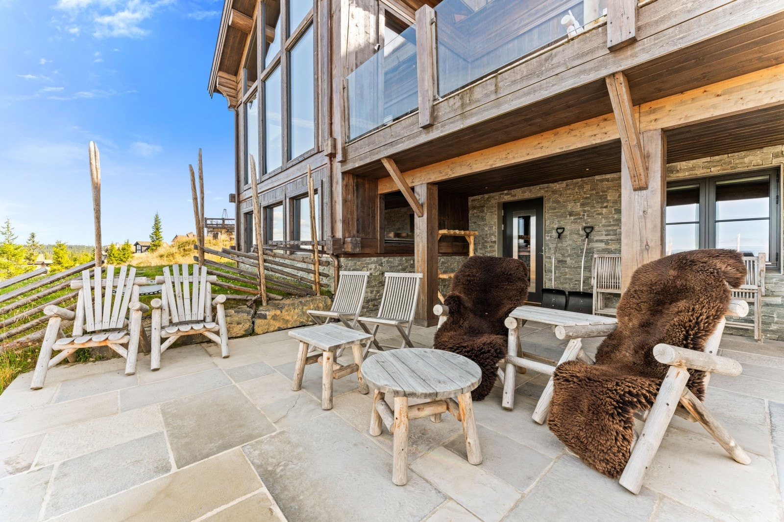 På nedre plan av tomten rundt hytta finnes en romslig ekstra markterrasse inkludert jacuzzi - direkte tilkomst til badstueavdelingen etc. Galleribilde