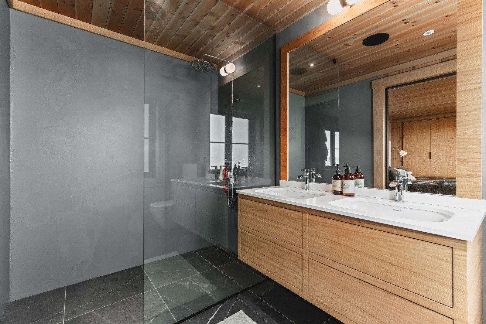 Lekkert bad en-suite fra hovedsoverommet Galleribilde