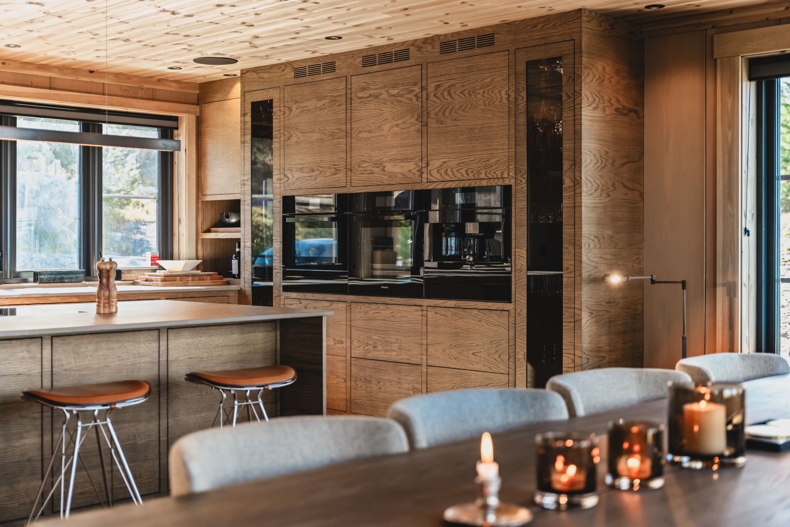 Rålekkert kjøkken med DEKTON benkeplate inkludert div. integrerte hvitevarer fra MIELE - spesialtilpasset og produsert av lokal møbelsnekker Svinsaas (svinsaas.com) Galleribilde