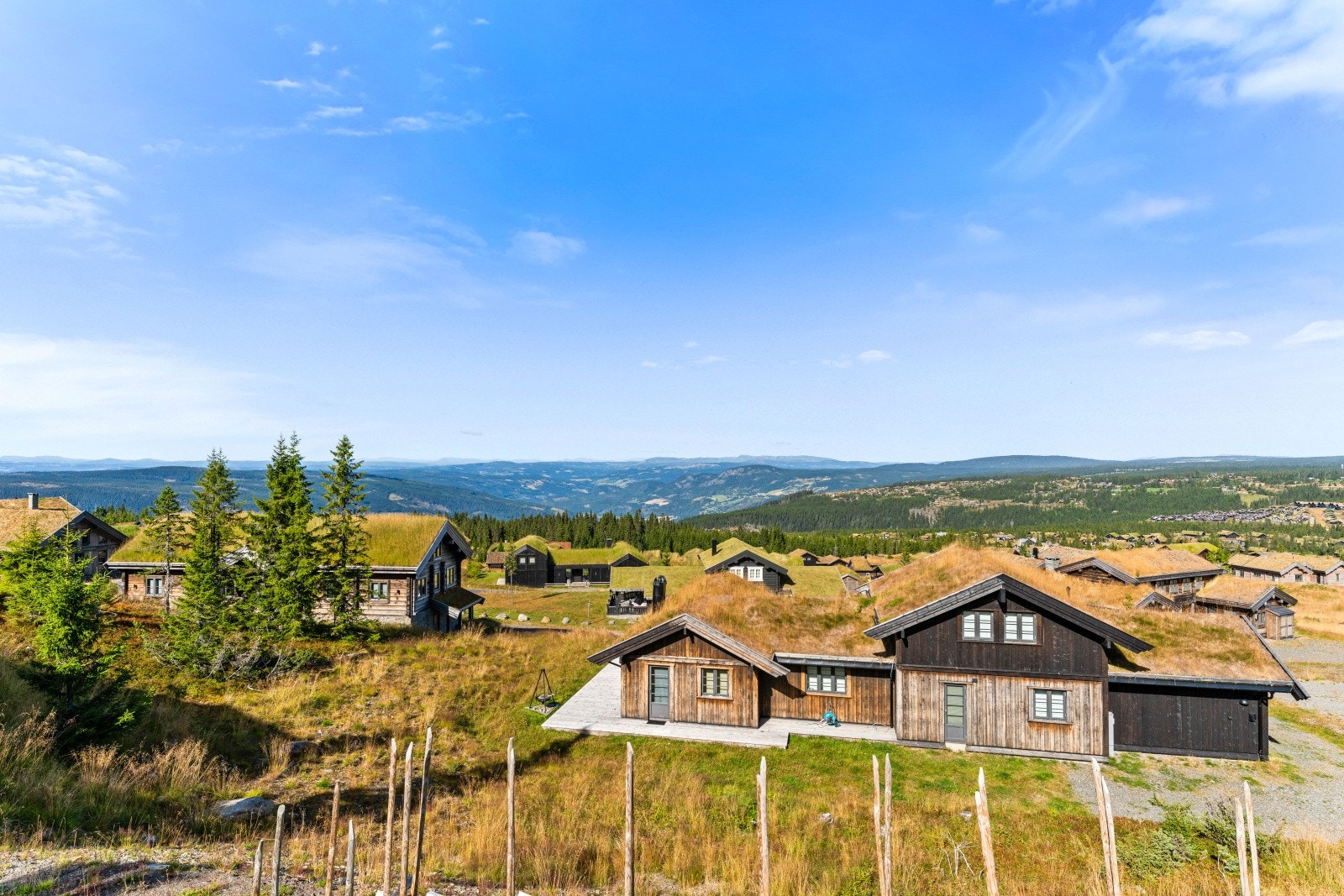 Herlig utsikt mot Gudbrandsdalen og fjellheimen rundt fra terrassen Galleribilde