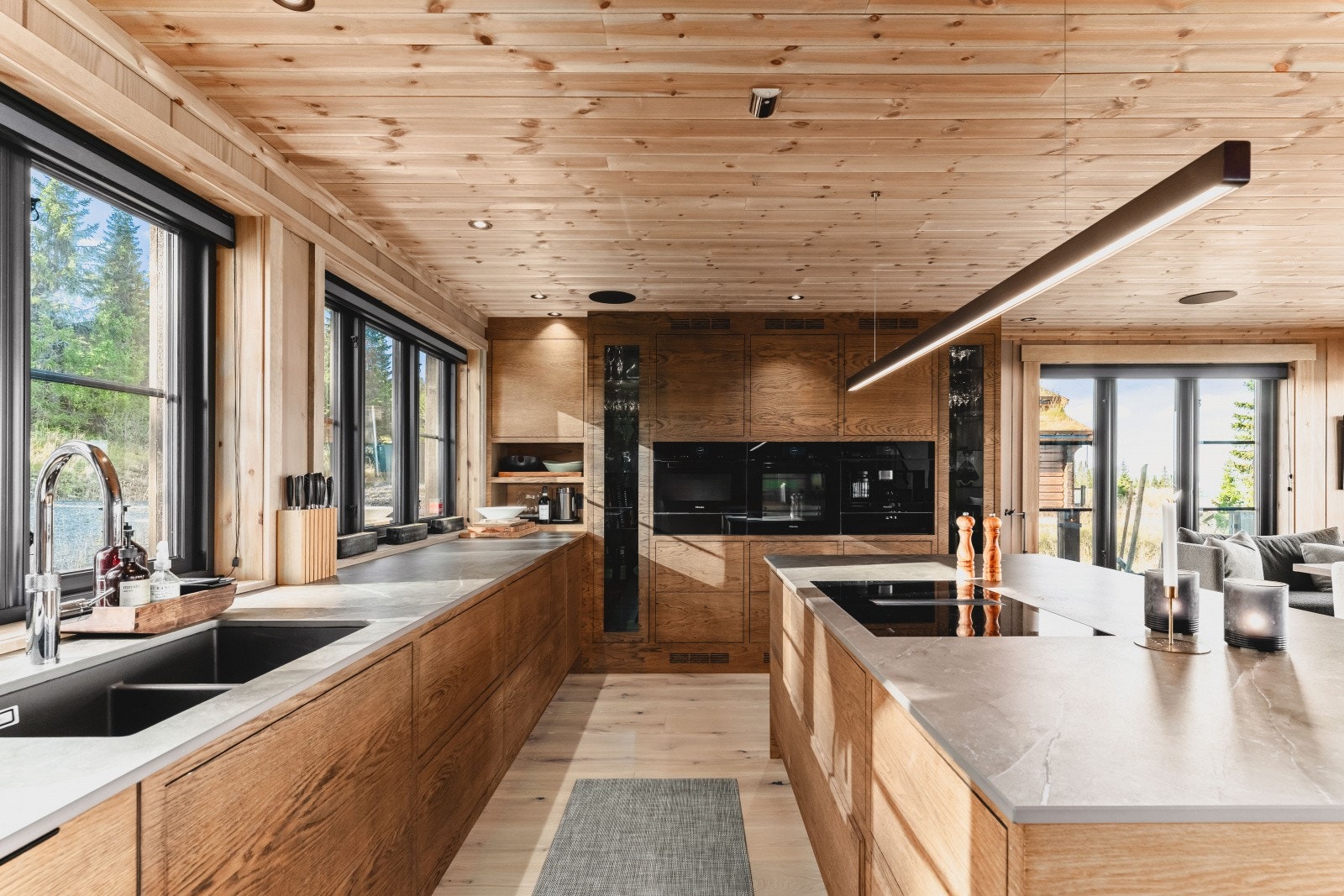 Rålekkert kjøkken med DEKTON benkeplate inkludert div. integrerte hvitevarer fra MIELE - spesialtilpasset og produsert av lokal møbelsnekker Svinsaas (svinsaas.com) Galleribilde