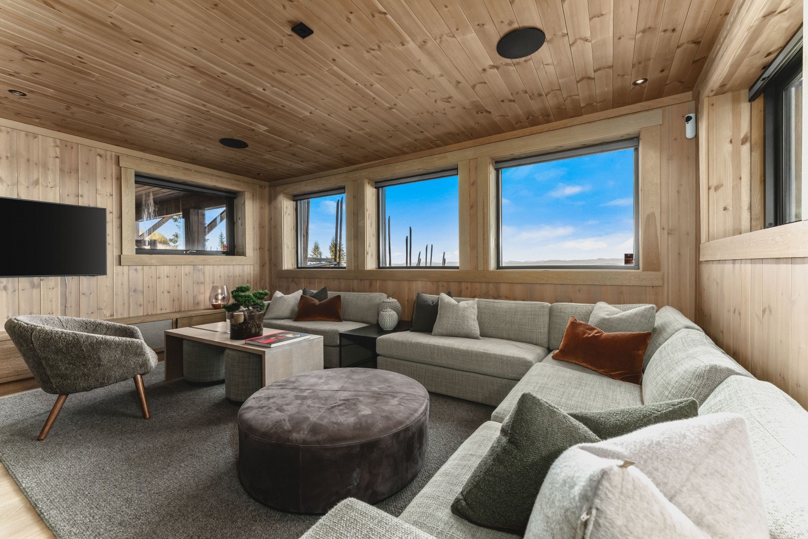 Gjennomført stue med god plass til både avslapning og sosiale sammenkomster - flott utsikt også herfra! Galleribilde