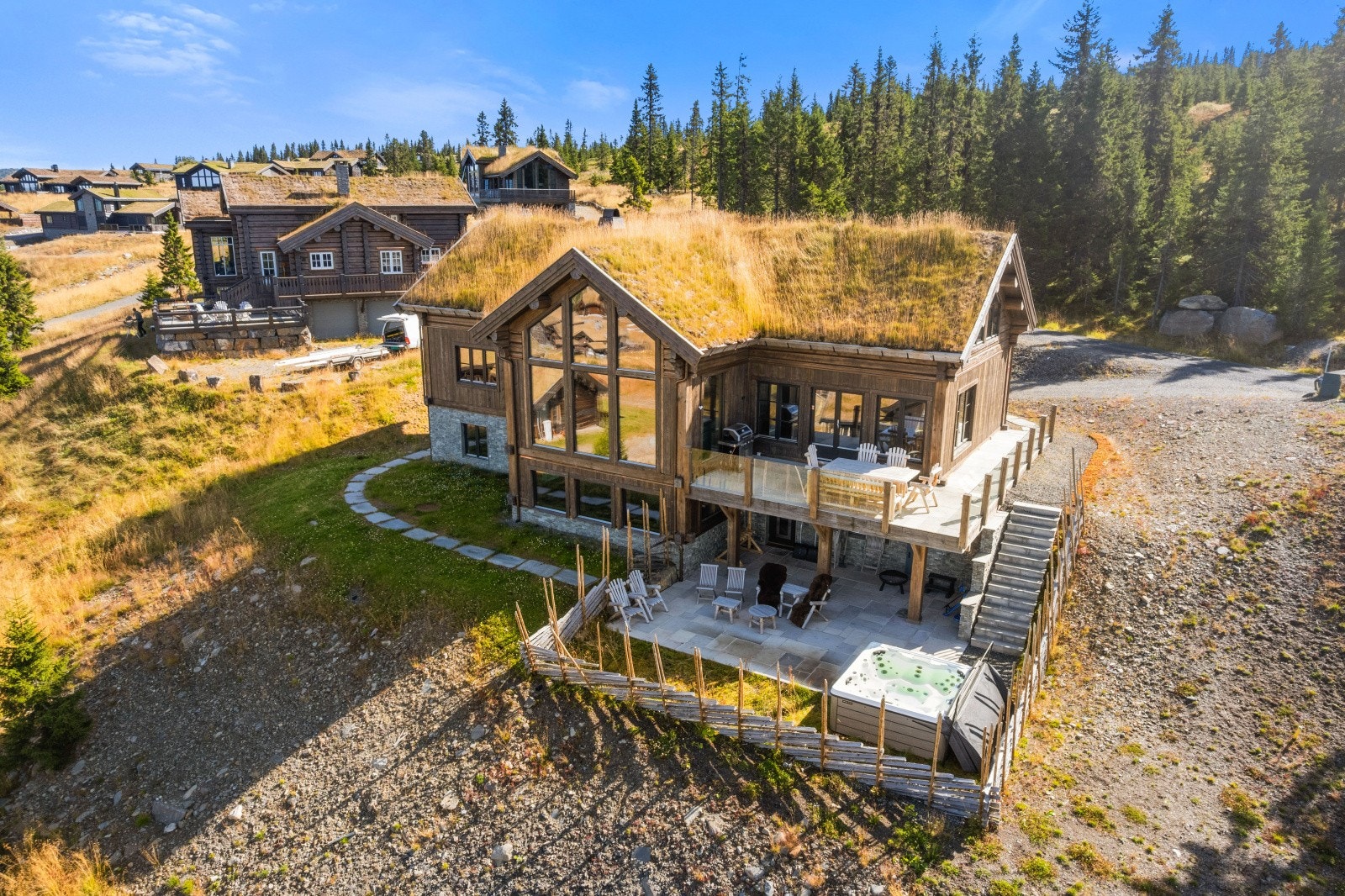 Hytta ligger utrolig flott til som en av de innerste utsikts-eiendommene i attraktive Kronrøysa - Ski inn-ski ut både langrenn og alpint! Galleribilde