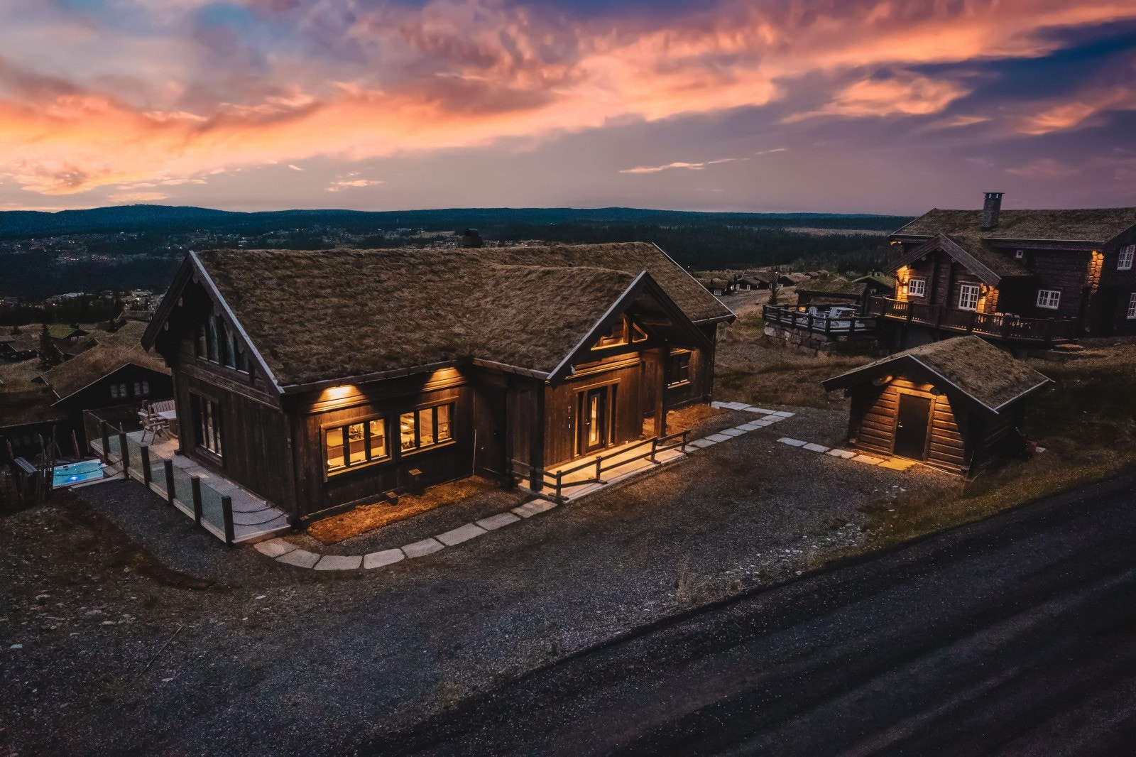 Hytta ligger utrolig flott til som en av de innerste utsikts-eiendommene i attraktive Kronrøysa - Ski inn-ski ut både langrenn og alpint! Galleribilde