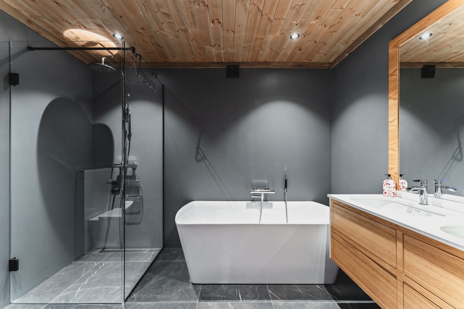 Bad nr. 2 med både badekar og dusj i kjeller/u.etg. Galleribilde