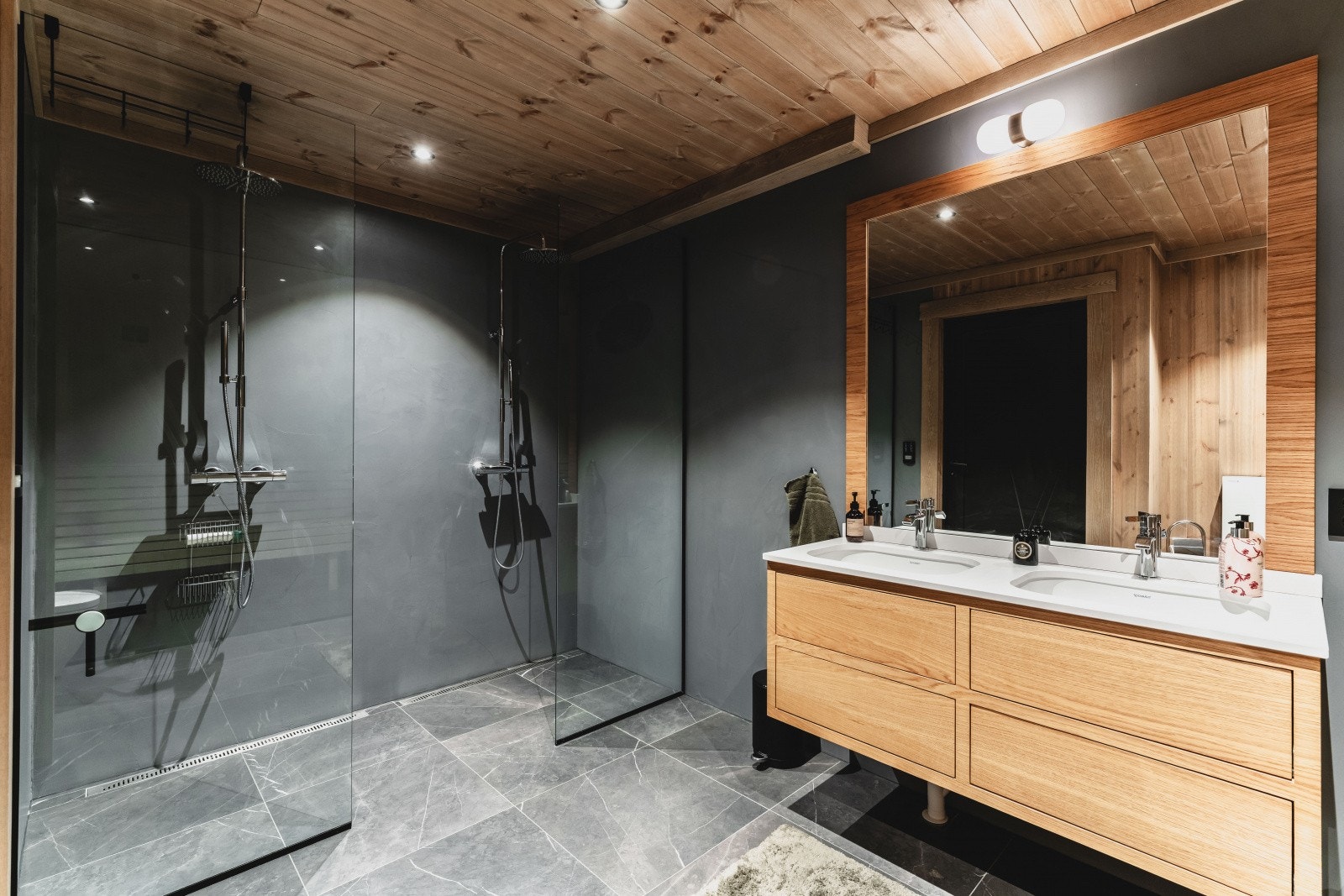 Lekkert romslig bad med dobbel dusj, dobbel servant og badstue etc. Galleribilde