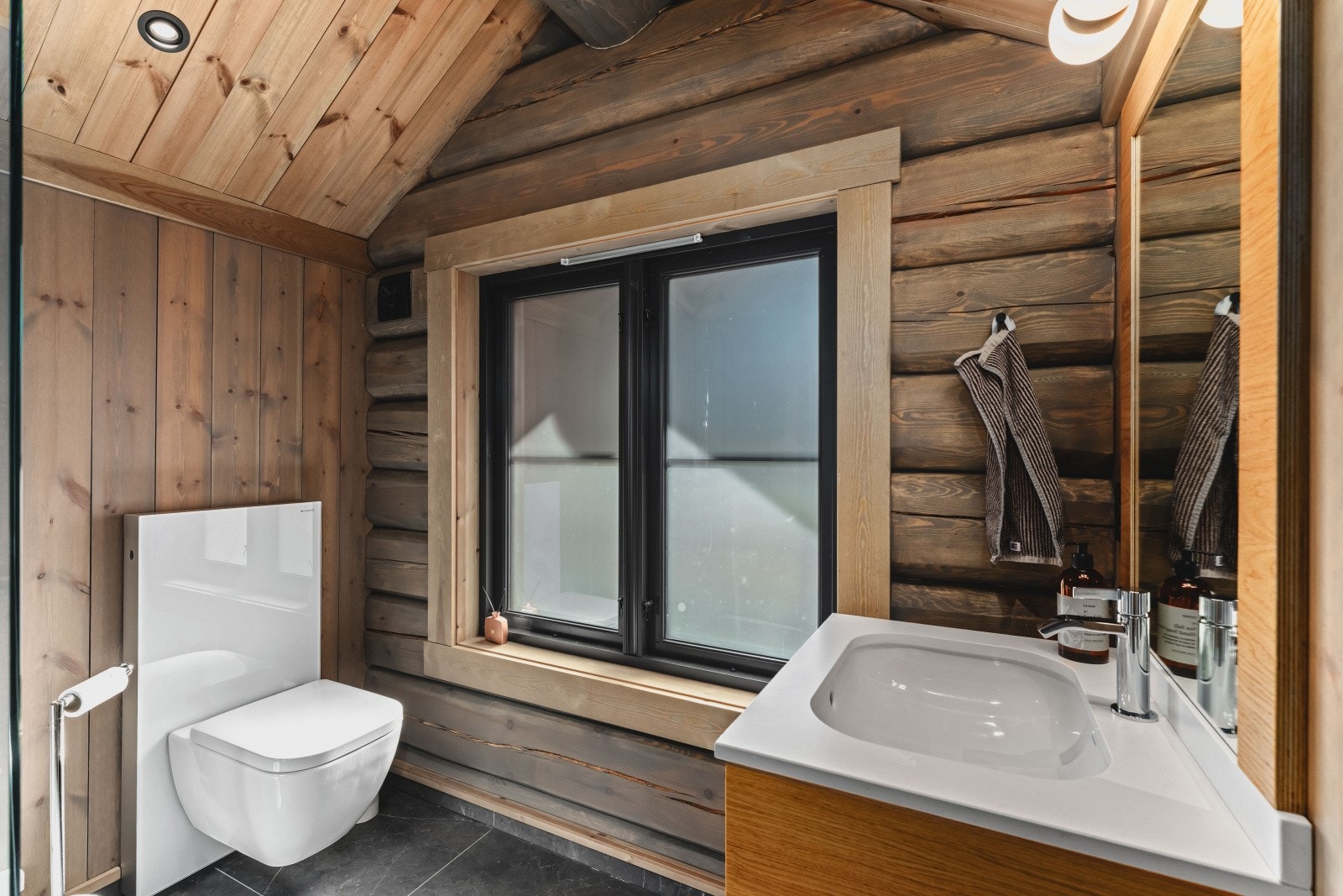 Lekkert rustikt bad i soveromsfløyen i 2.etg. Galleribilde